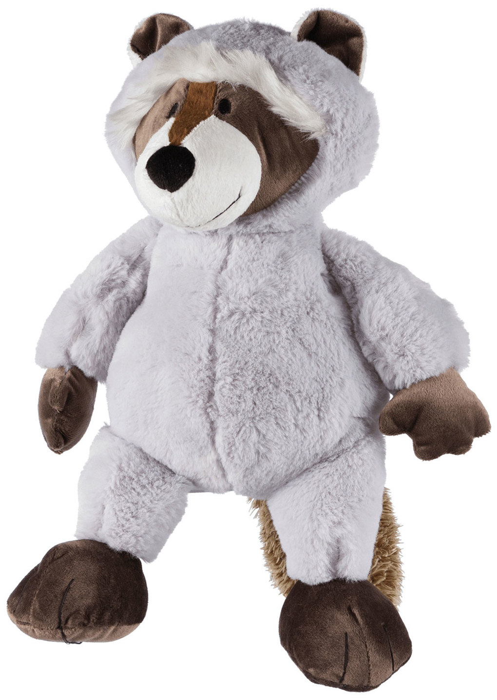 Un morbido peluche di procione in una tuta con cappuccio, in piedi.