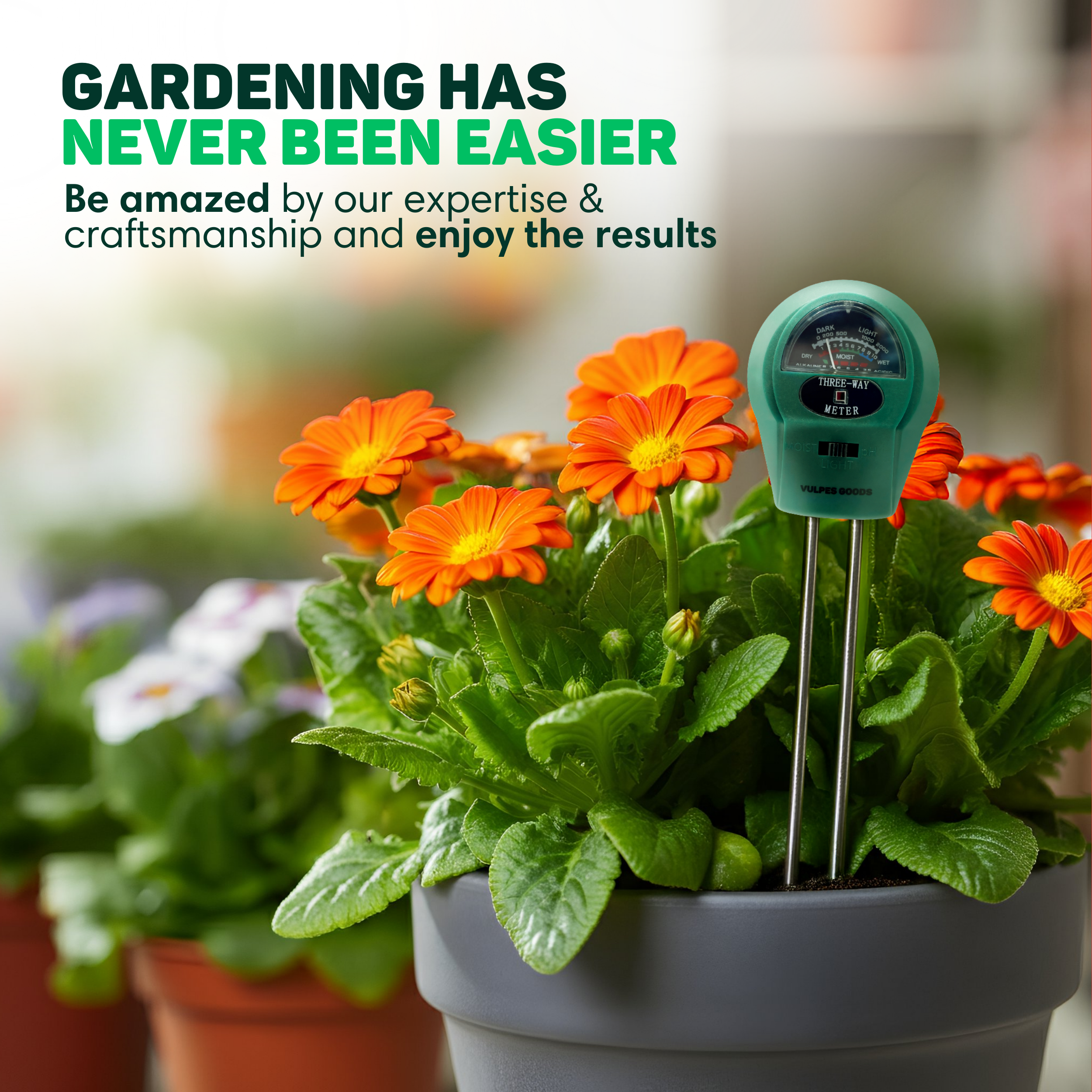 Een groene bodemvochtmeter naast oranje bloemen in een grijze pot.