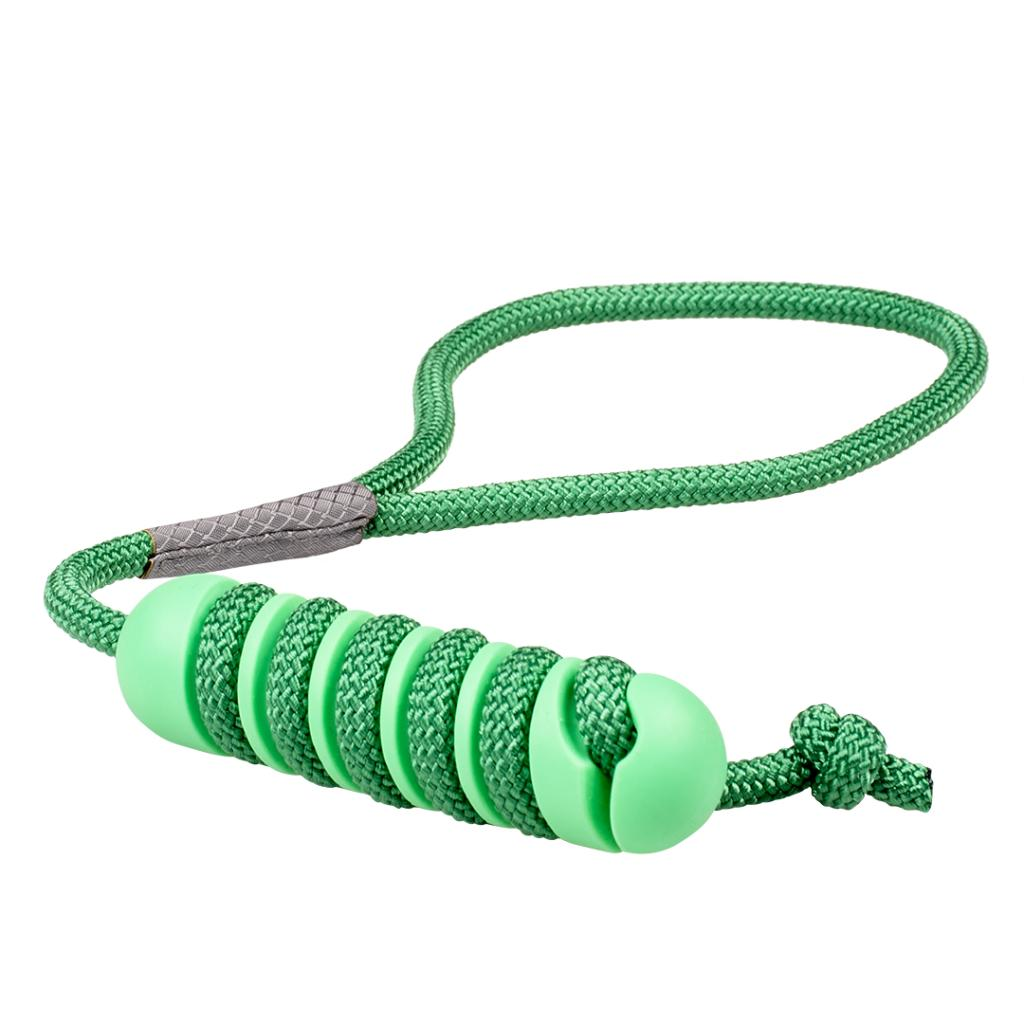 Un giocattolo in corda verde con sezione di presa gommosa su sfondo bianco.