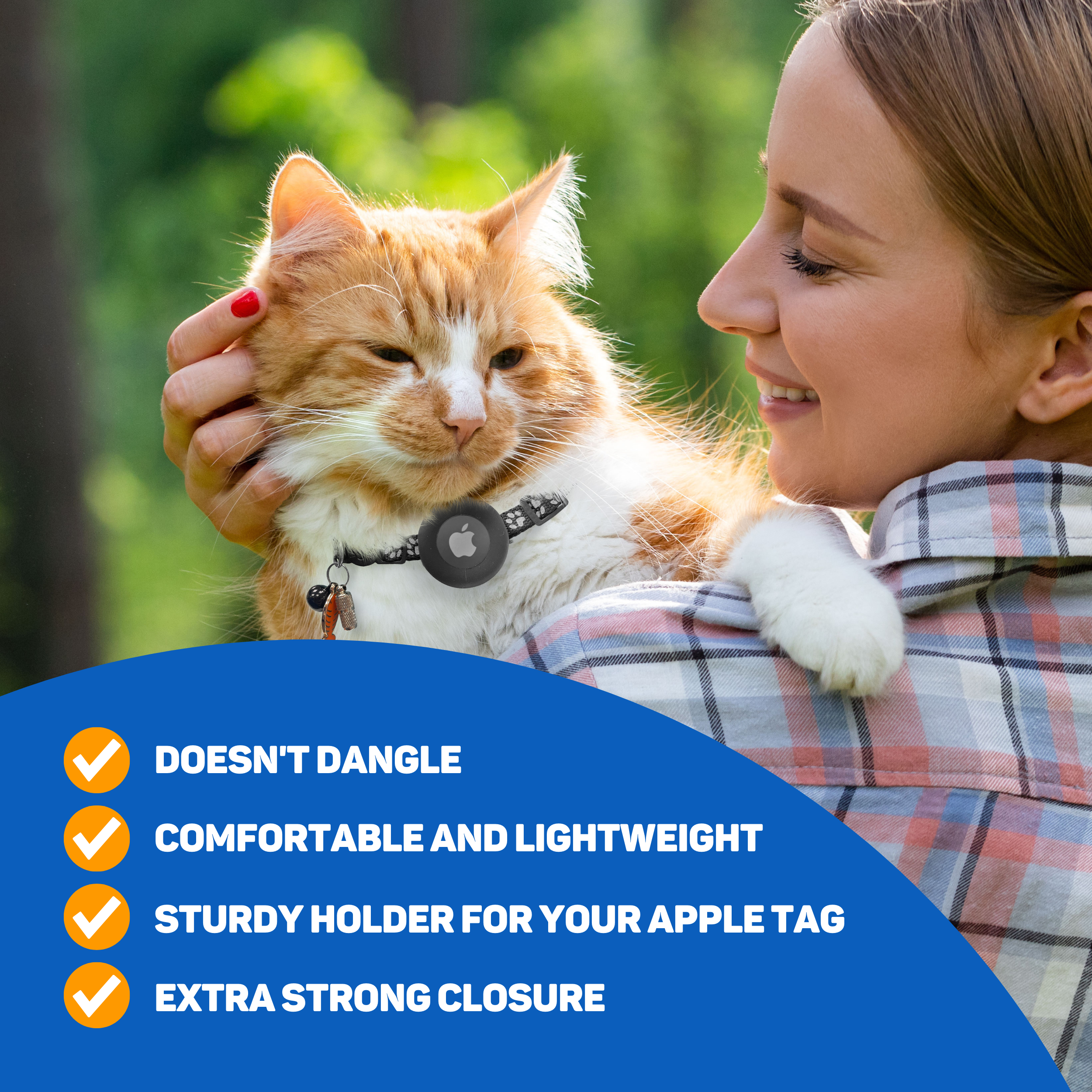 Eine Frau hält eine orangefarbene Katze mit einem Apple AirTag-Halter am Halsband.