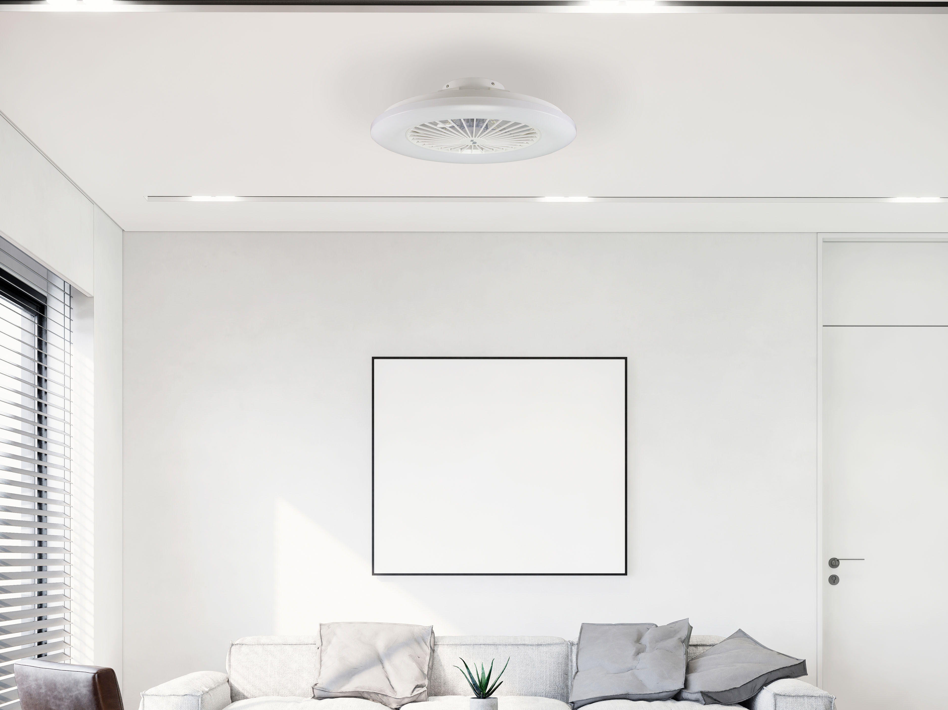 Un soggiorno moderno con parete bianca, divano, opera d'arte e ventilatore a soffitto.