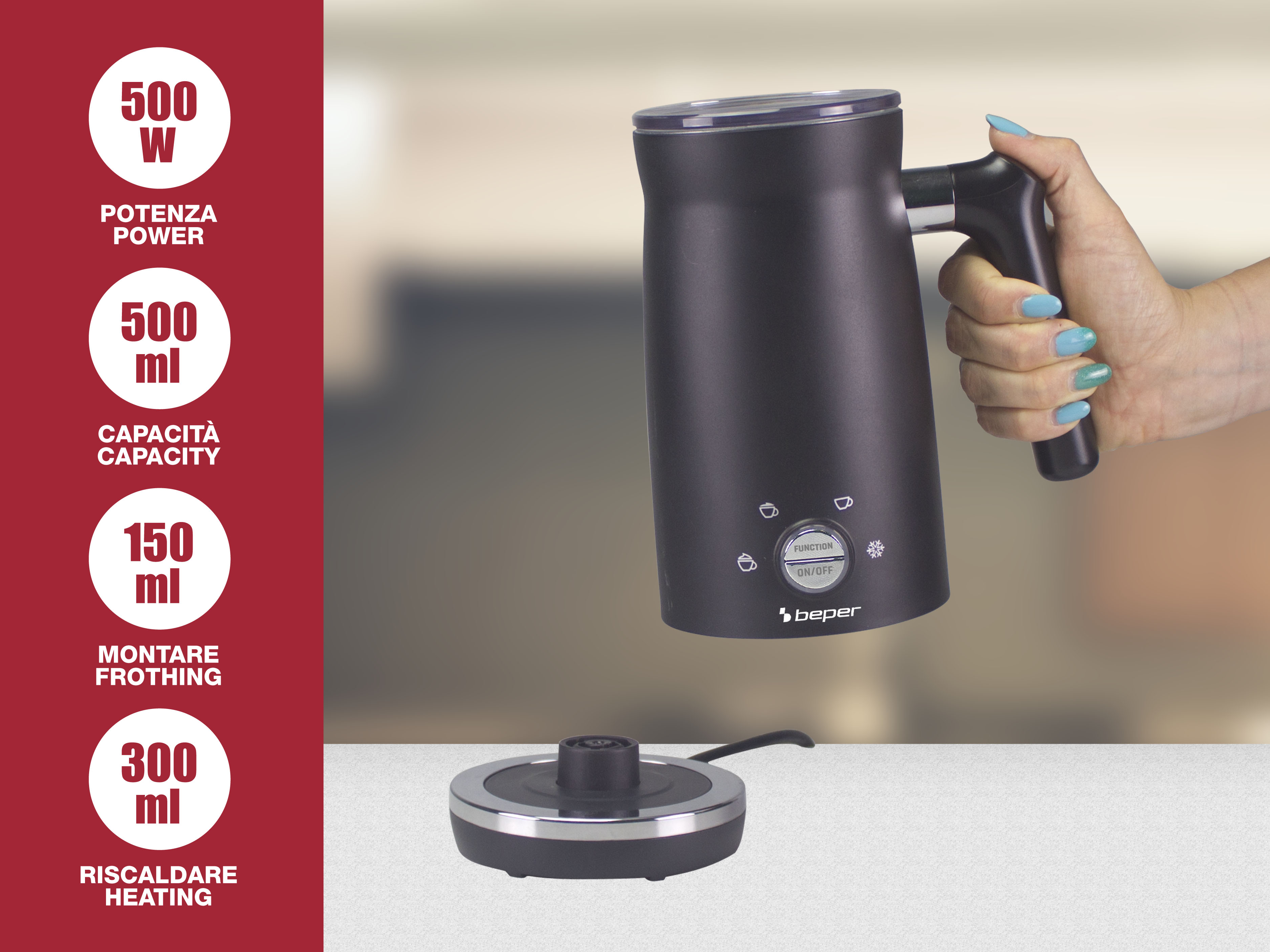 Mugnetta per latte nera con comandi e manico, base accanto.