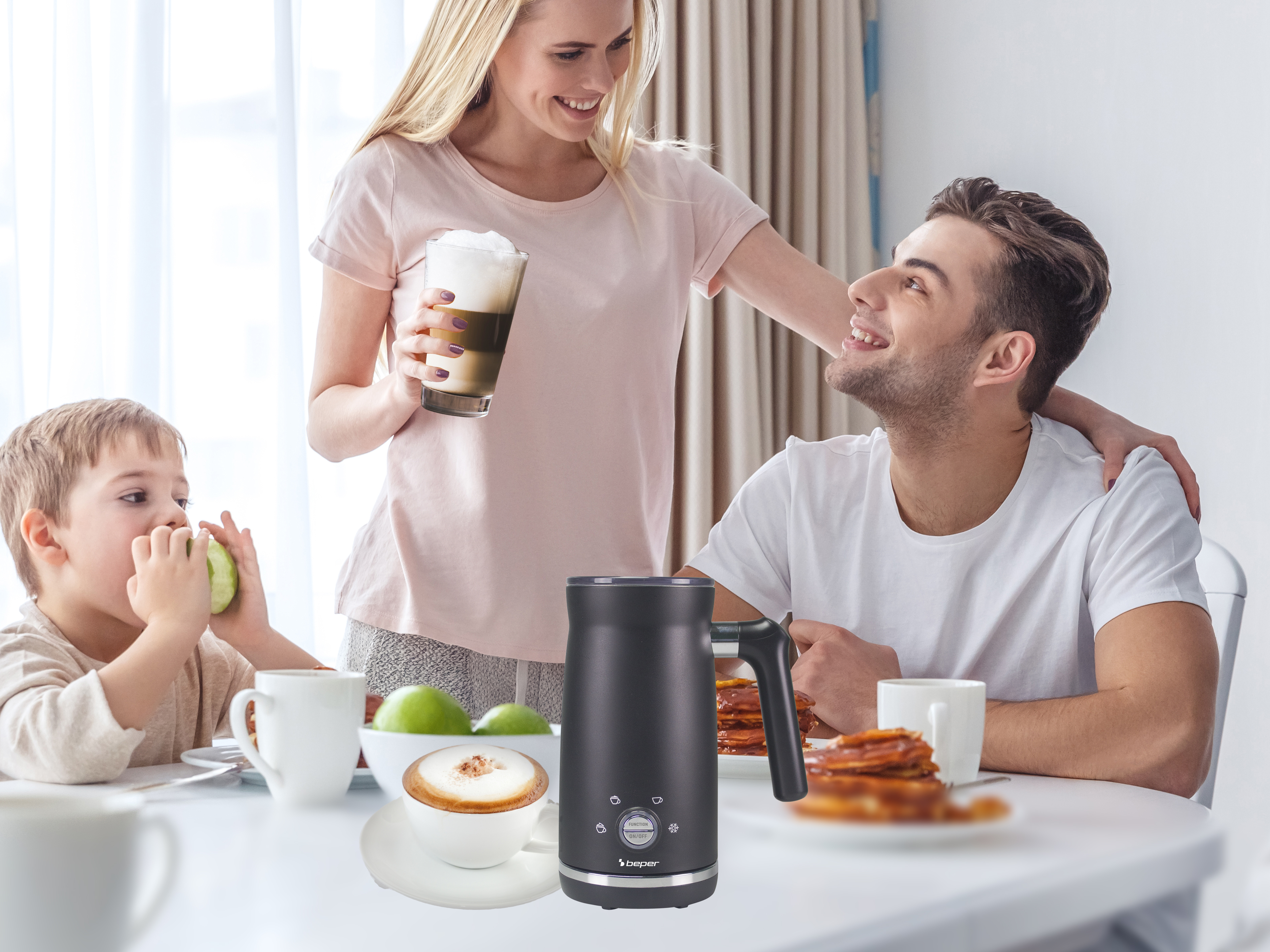 Famiglia a colazione con caffè e pancake, bambino mangia una mela.