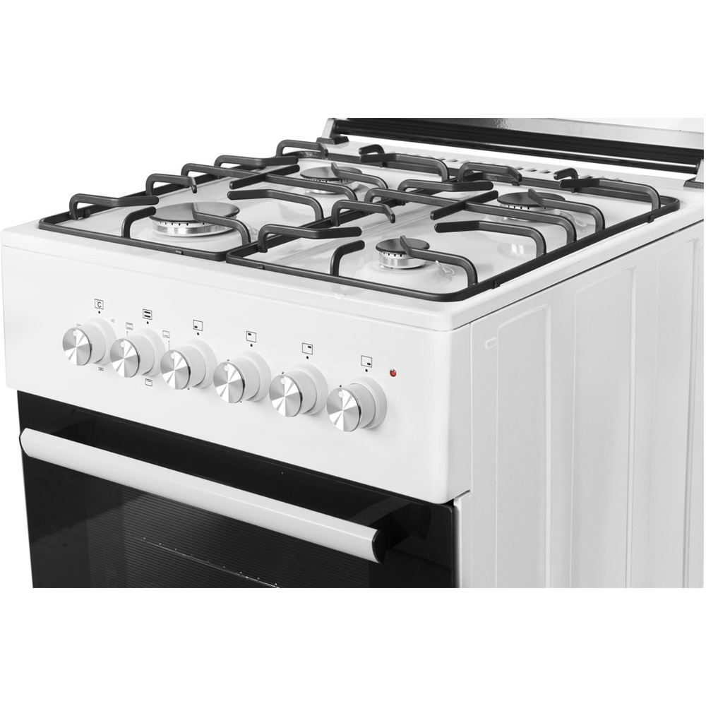 Een witte gasfornuis met vier branders en zilveren draaiknoppen.