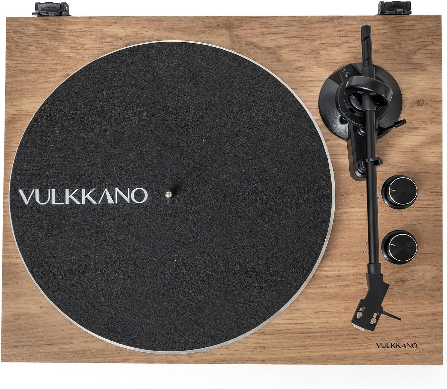 Un tocadiscos con acabado de madera, plato negro y brazo de lectura.