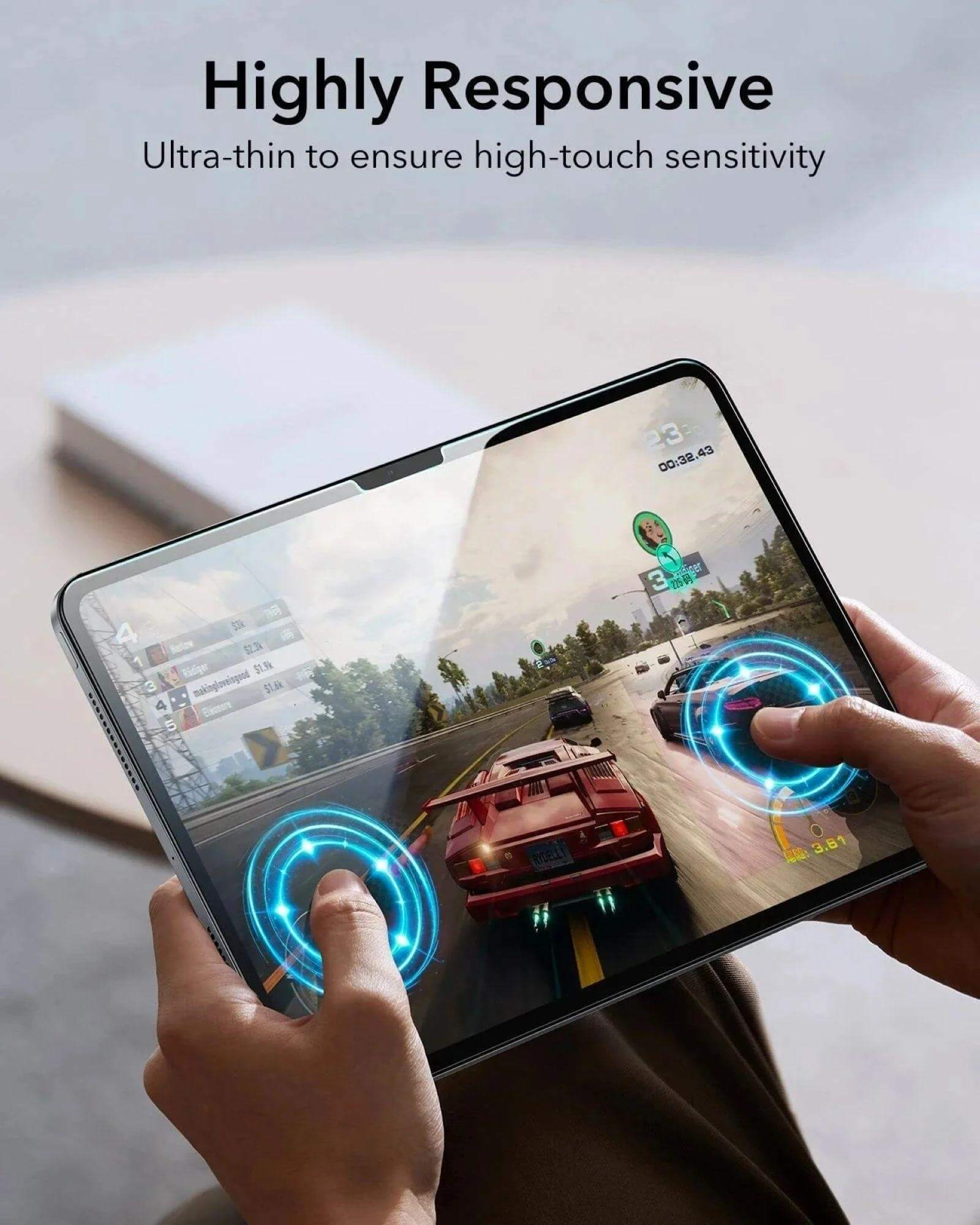 Tablet zeigt ein Autorennen mit zwei roten Autos. Hände bedienen das Tablet.
