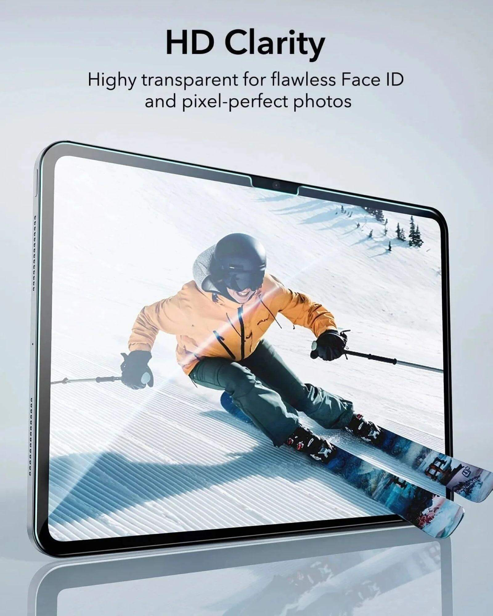 Skifahrer in orangefarbener Jacke fährt den Hang hinunter auf einer Skipiste.
