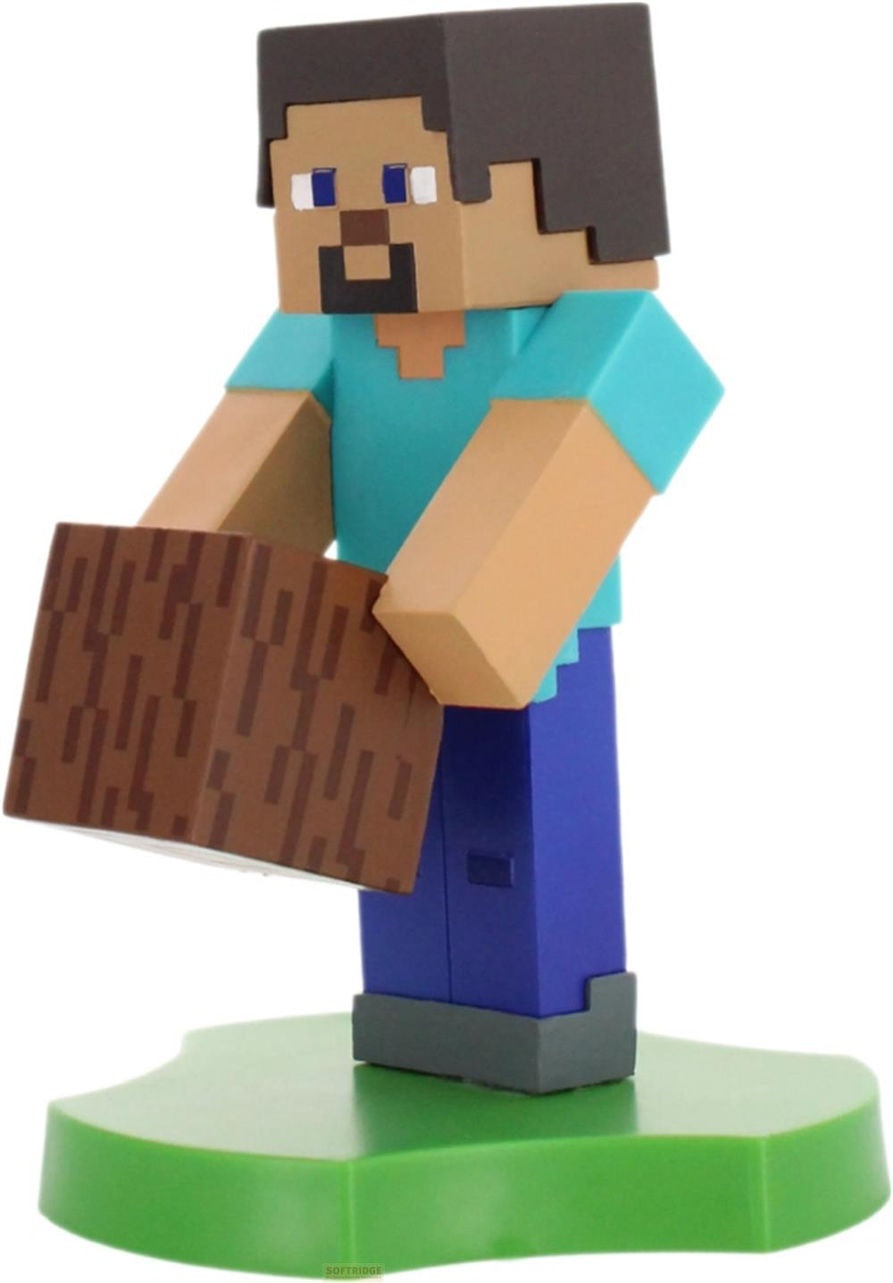 Minecraft Steve Figur hält Holzblock auf grünem Sockel.
