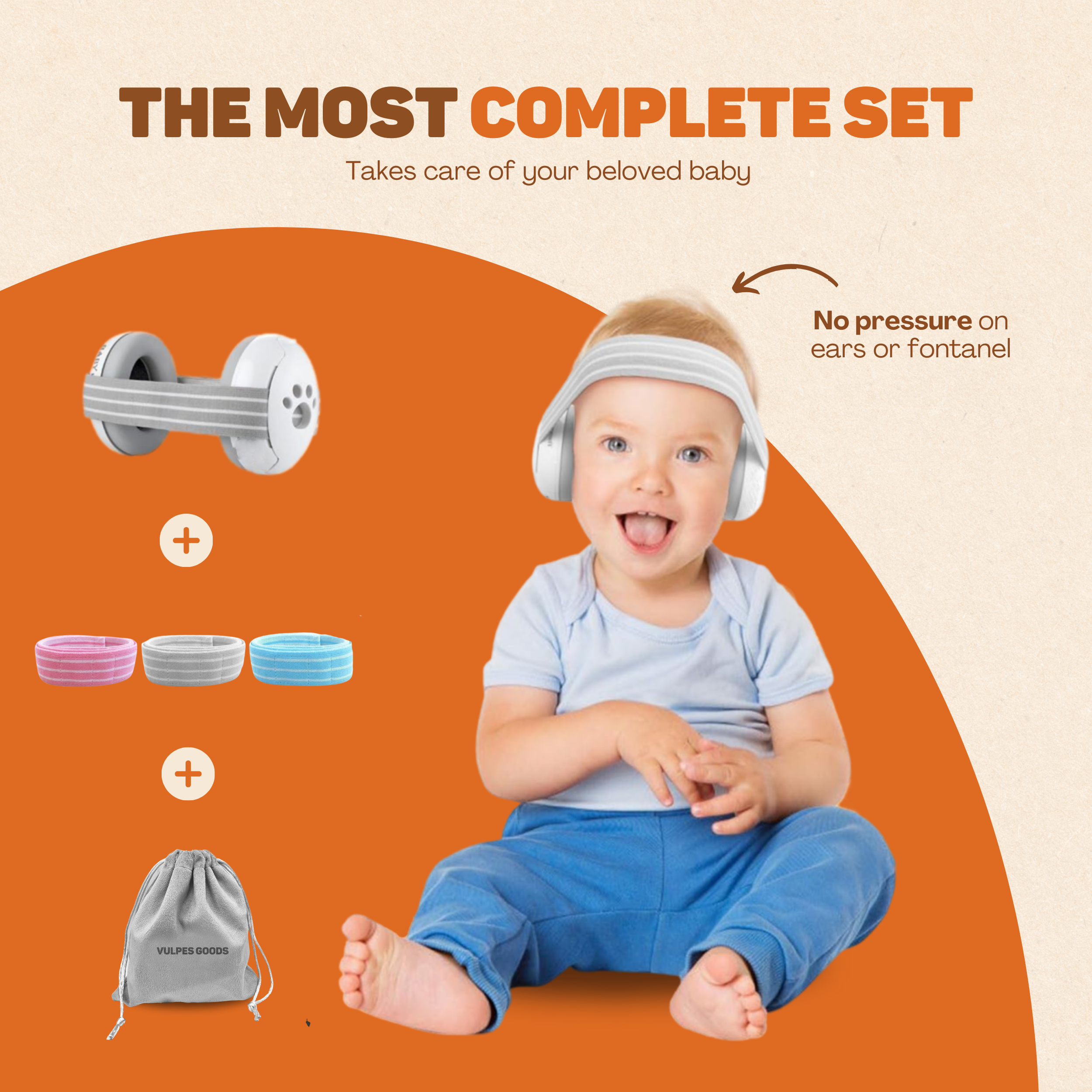 Ein Baby mit Kopfhörern sitzt, daneben ein Produkt-Set.