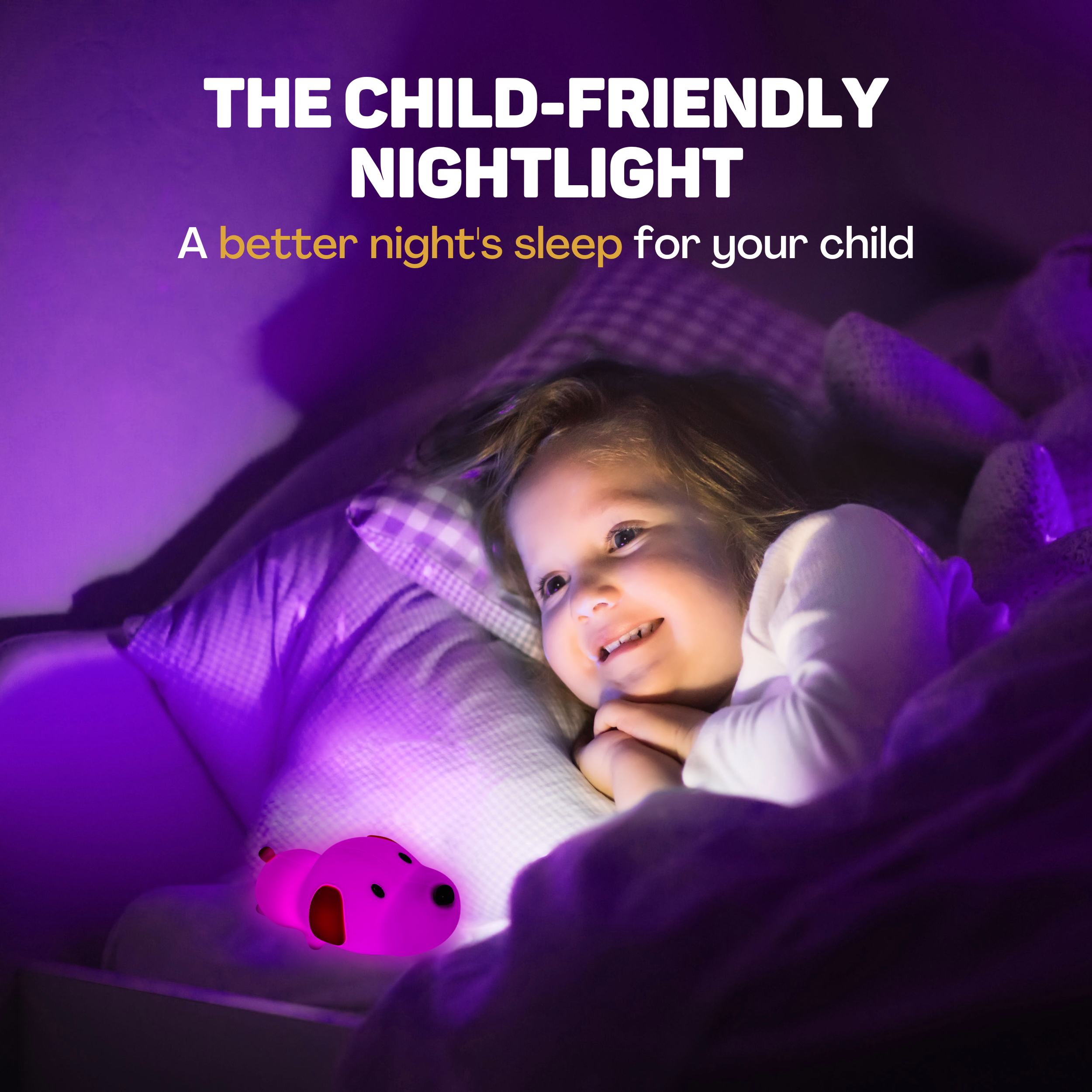 Ein Kind liegt im Bett und lacht, beleuchtet von einem pinken Nachtlicht in Tierform.