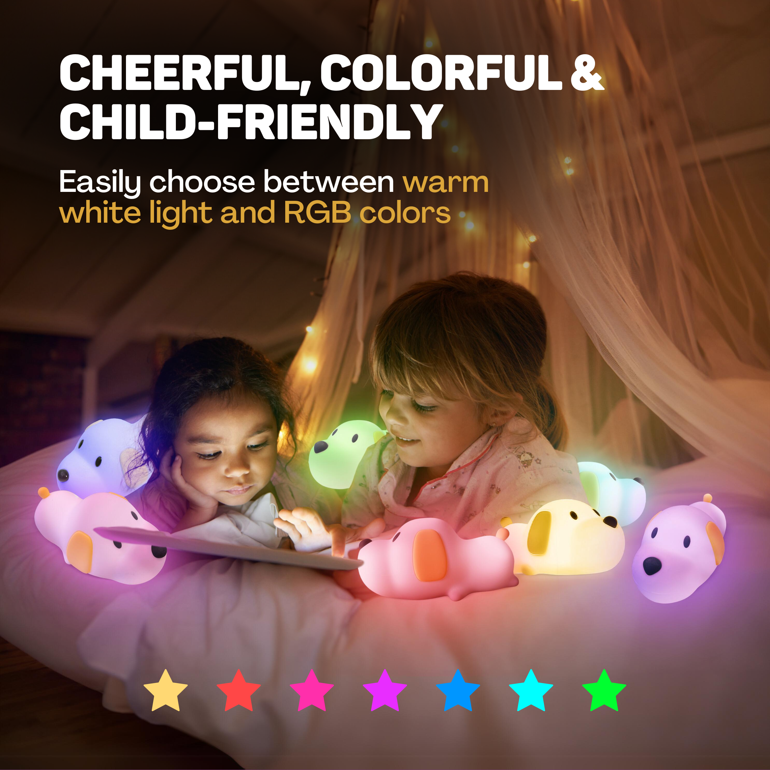 Zwei Kinder liegen auf einem Bett mit bunten Hundelampen.