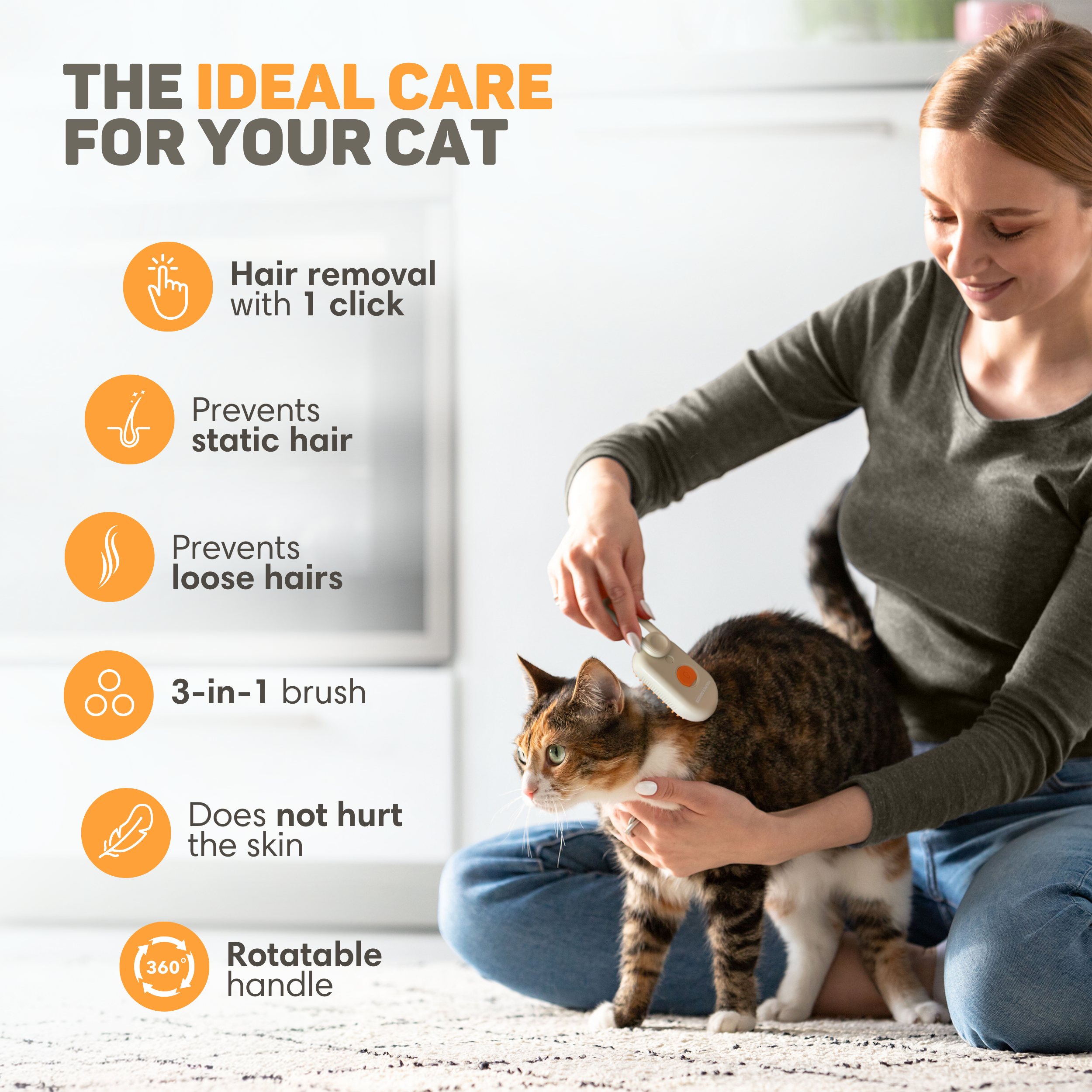 Eine Frau bürstet eine Katze mit einem speziellen Kamm zur Haarentfernung.