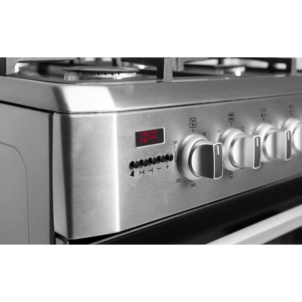 Rvs oven met digitale klok en bedieningsknoppen. Close-up.