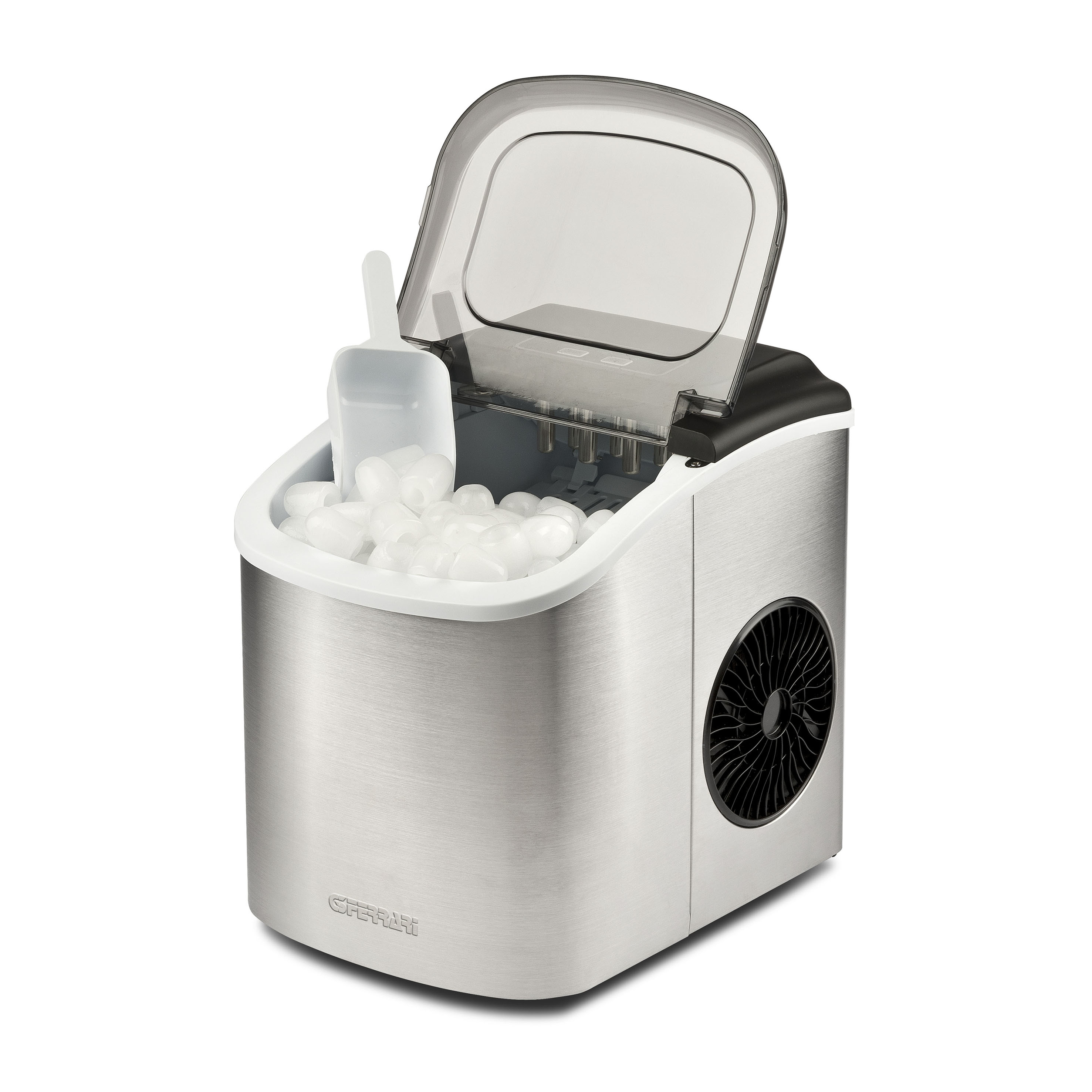 Eine Eismaschine aus gebürstetem Metall mit offenem, transparentem Deckel, die weiße Eiswürfel und eine Schaufel enthält, auf weißem Hintergrund.