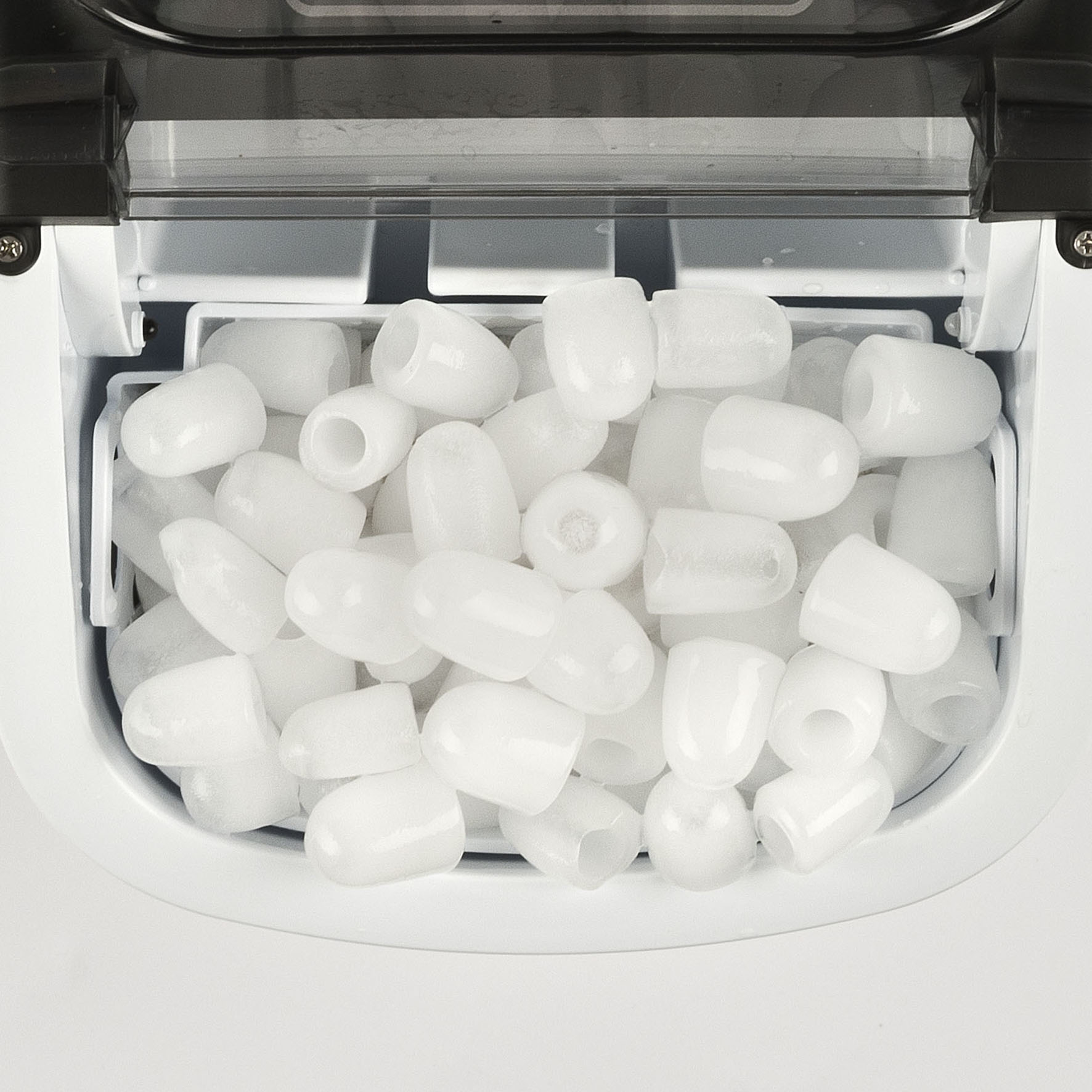 Ein oberer Blick auf eine Eismaschine mit vielen weißen, röhrenförmigen Eiswürfeln.