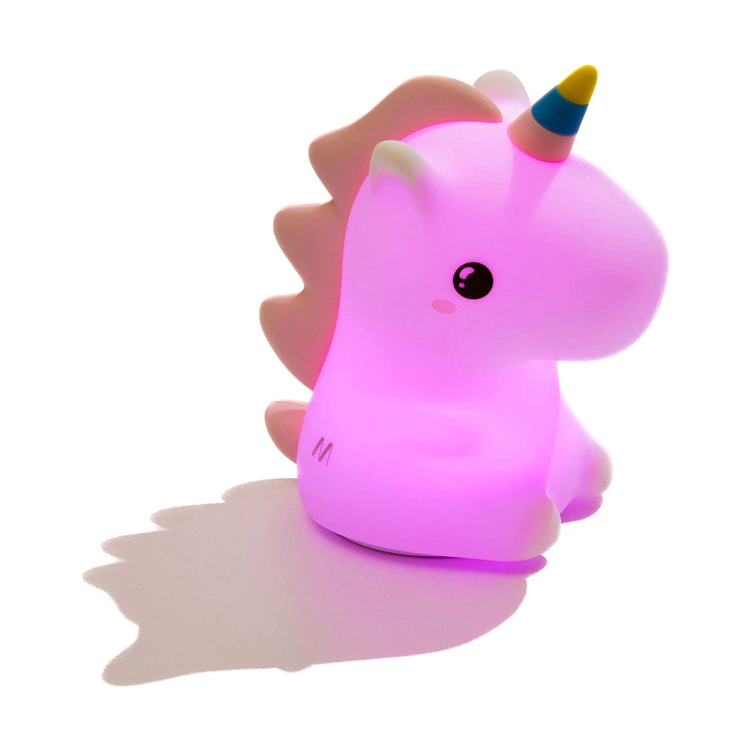 Una figura di unicorno rosa luminosa siede su uno sfondo bianco.