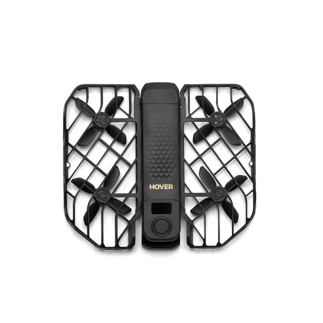 Czarny, składany mini dron z czterema śmigłami na białym tle.