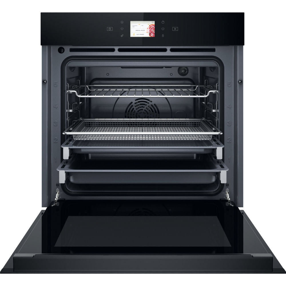 Forno nero aperto con tre griglie, due teglie e display touchscreen.