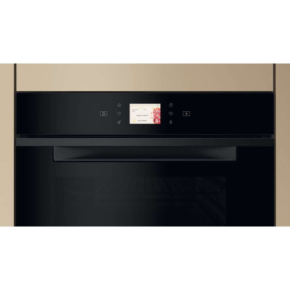 Forno moderno con display touchscreen nero e controlli.