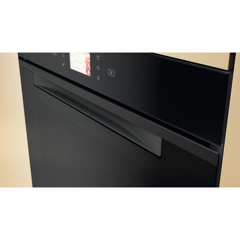 Forno nero moderno con touchscreen e maniglia.