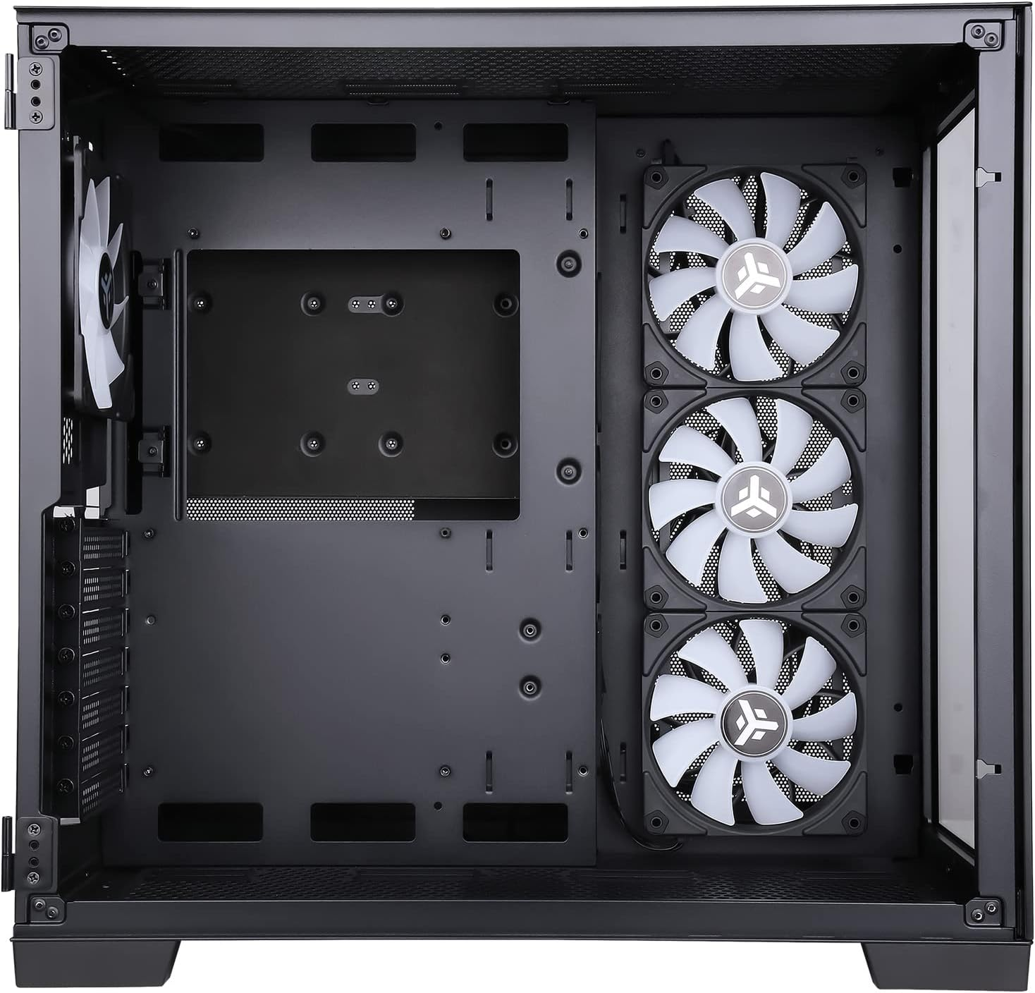 Interno di un case per computer nero vuoto con tre ventole bianche sul lato destro.