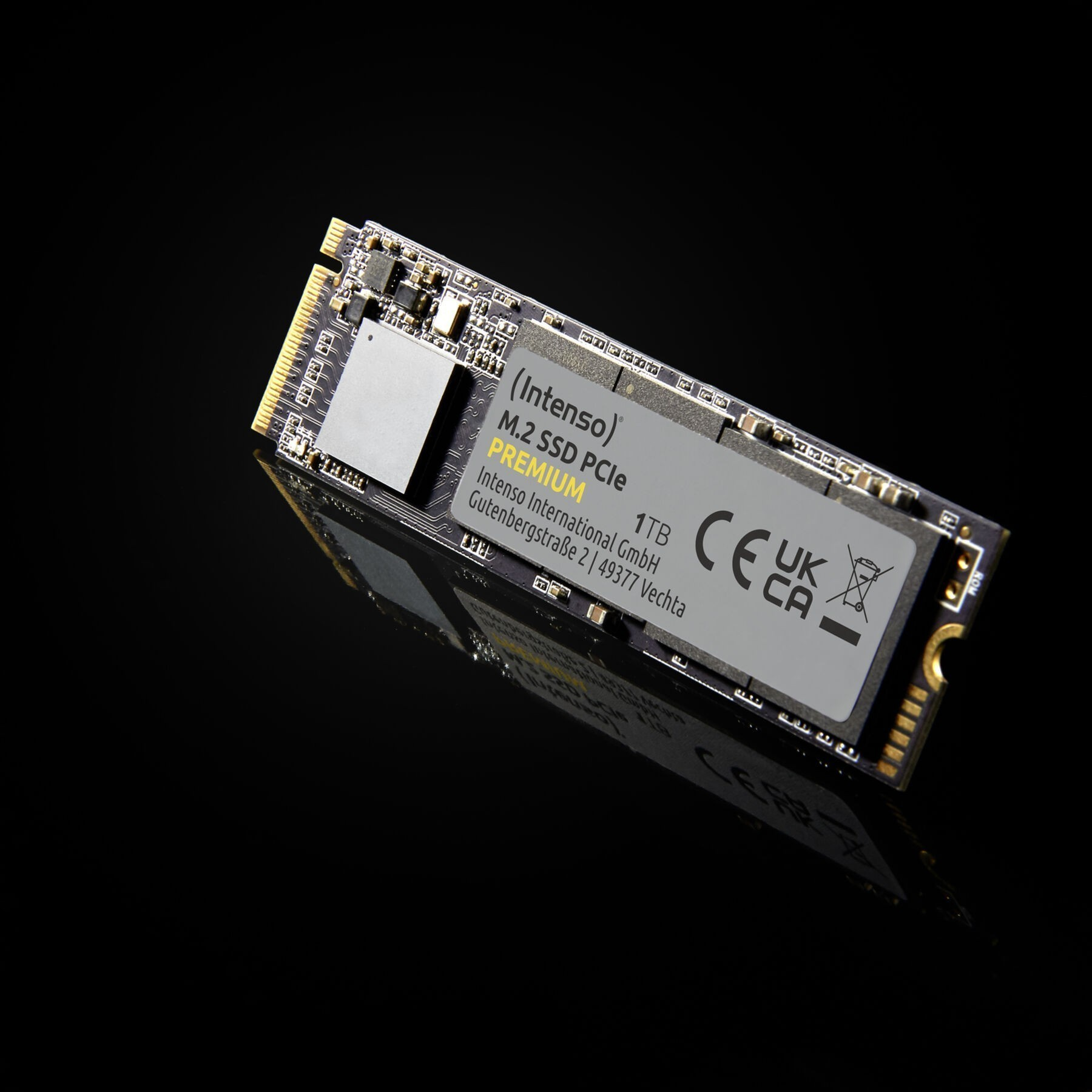 Intenso M.2 SSD PCIe 1TB avec marquages CE et UKCA sur fond noir.