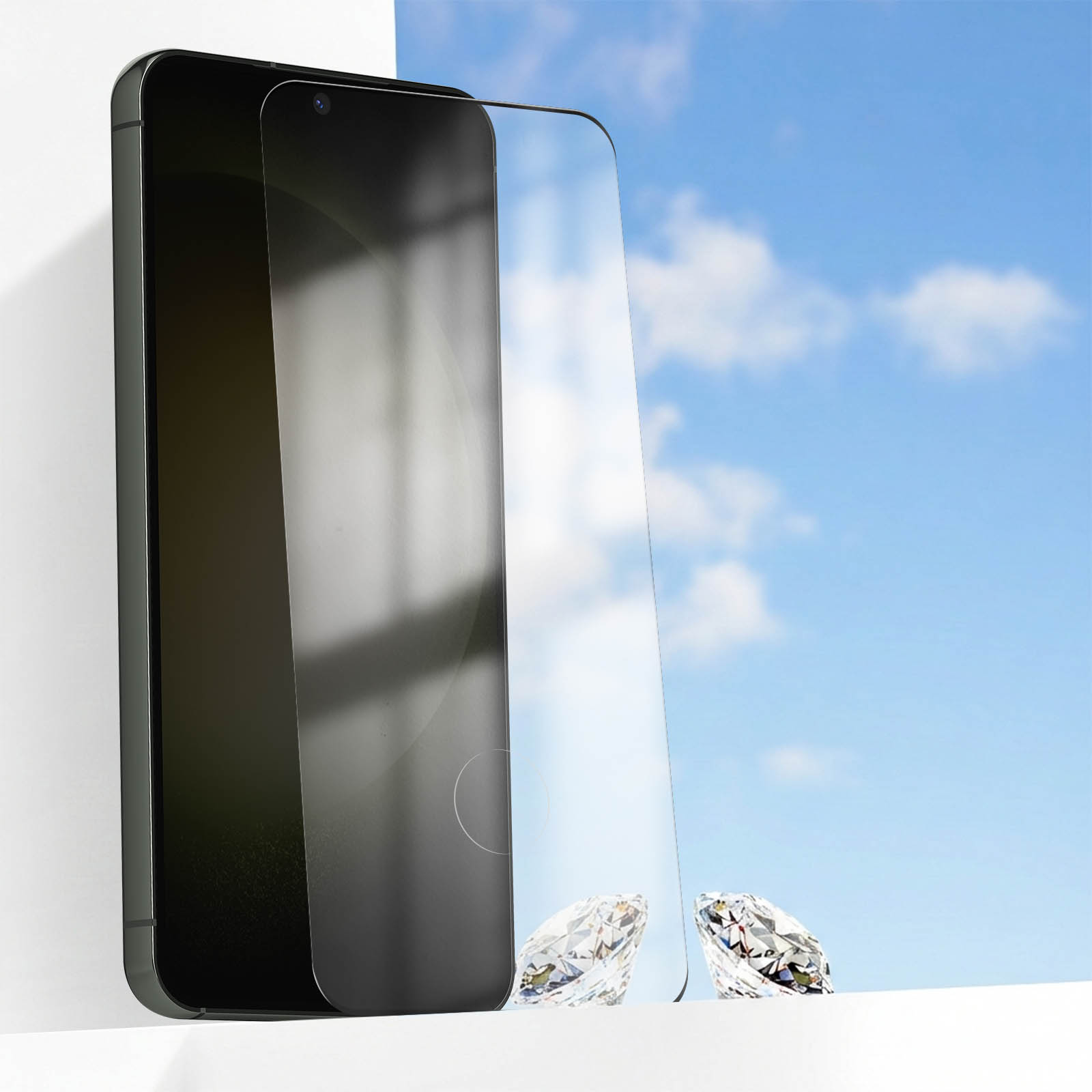 Uno smartphone con protezione schermo, accanto a due diamanti.
