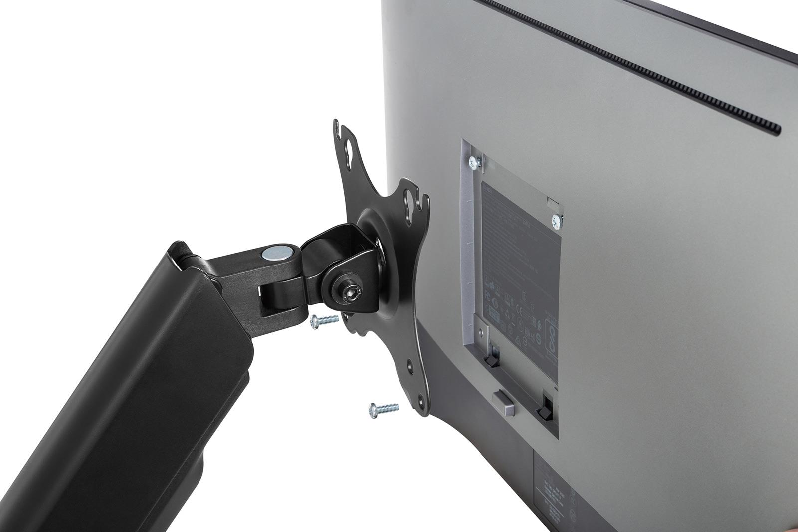 Ein Monitorarm wird an der Rückseite eines Monitors befestigt.