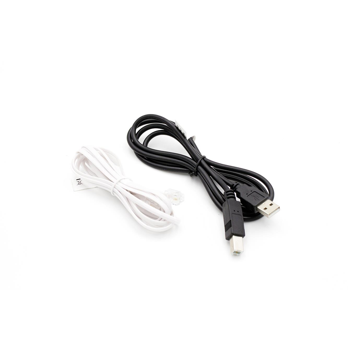 Un cavo USB nero e un cavo bianco giacciono uno accanto all'altro.