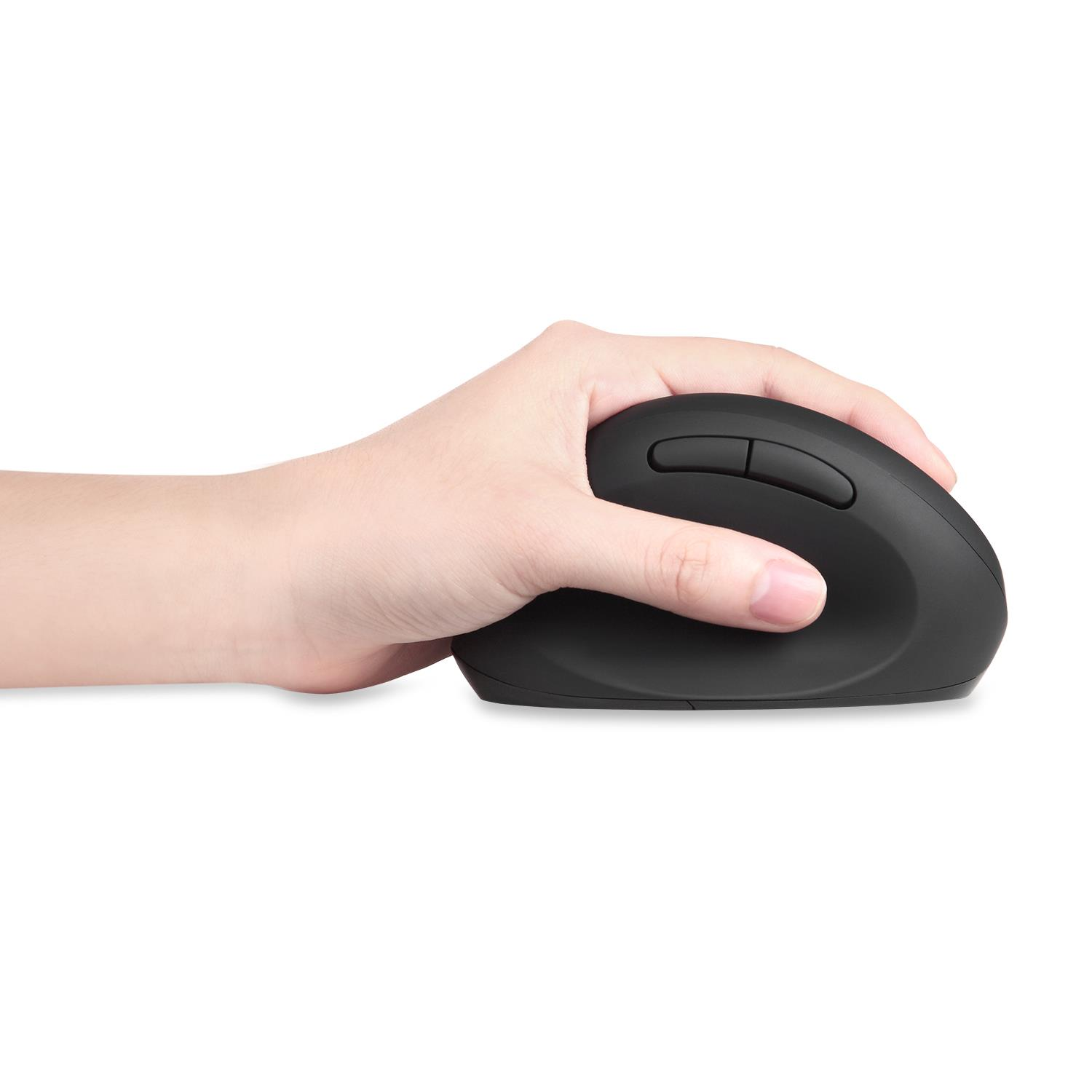 Eine Hand hält eine schwarze Computermaus mit zwei Knöpfen.