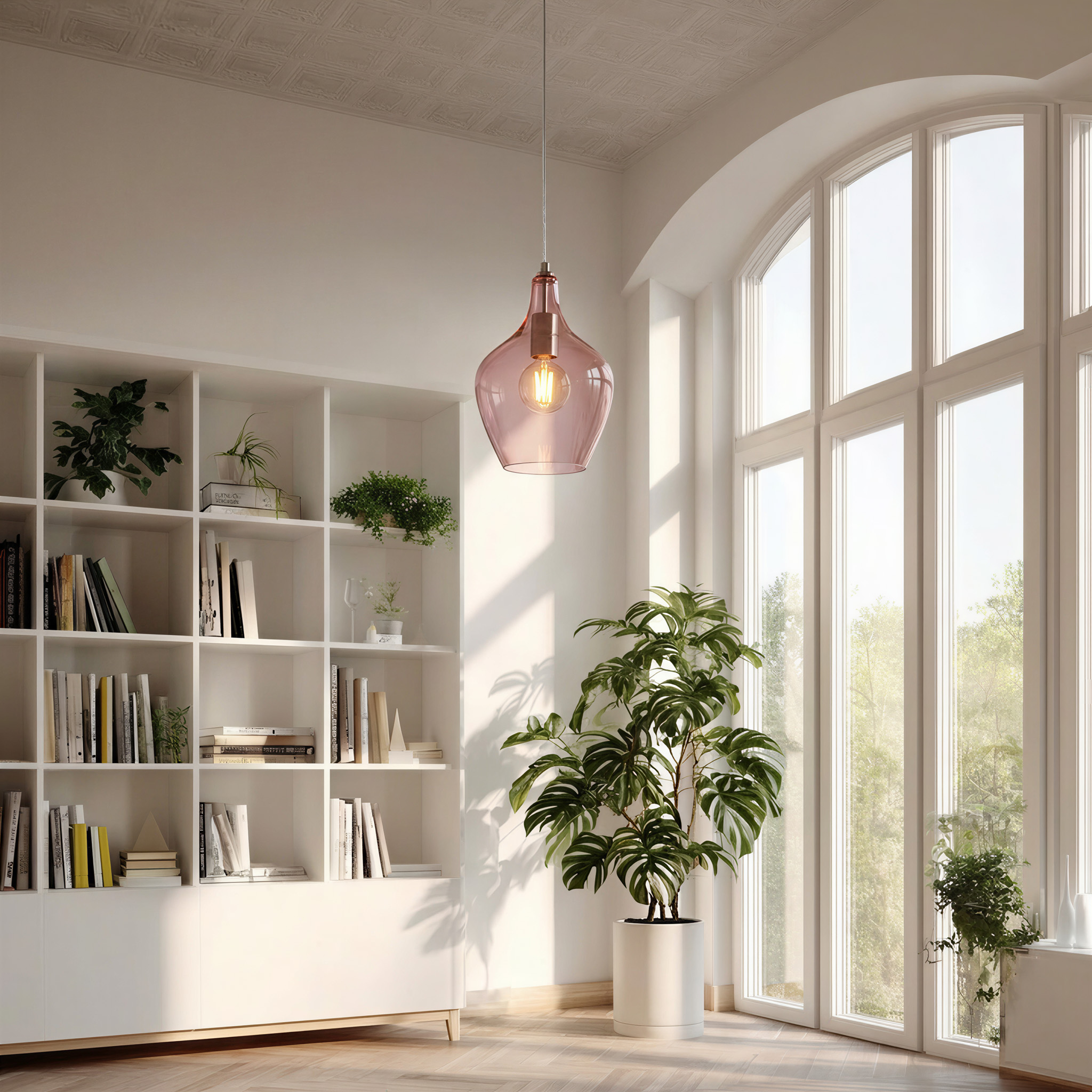 Ein rosa Hängelampenschirm über einem Bücherregal mit Pflanzen und Büchern.