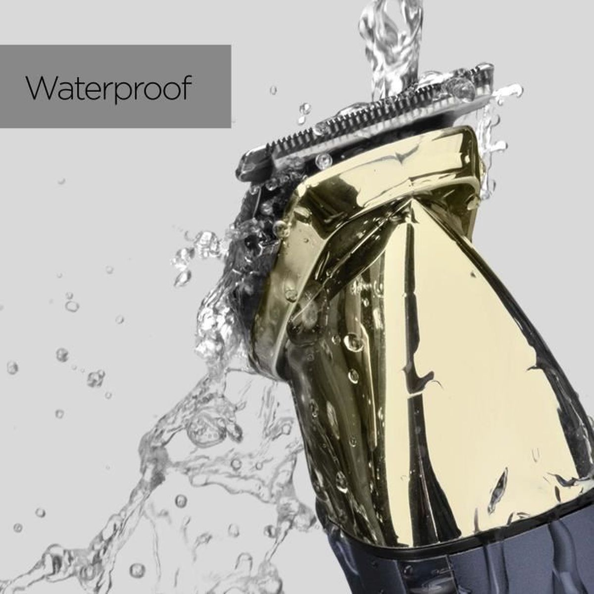 Goldener Rasierer wird unter Wasserstrahl gehalten, Text 'Waterproof'.