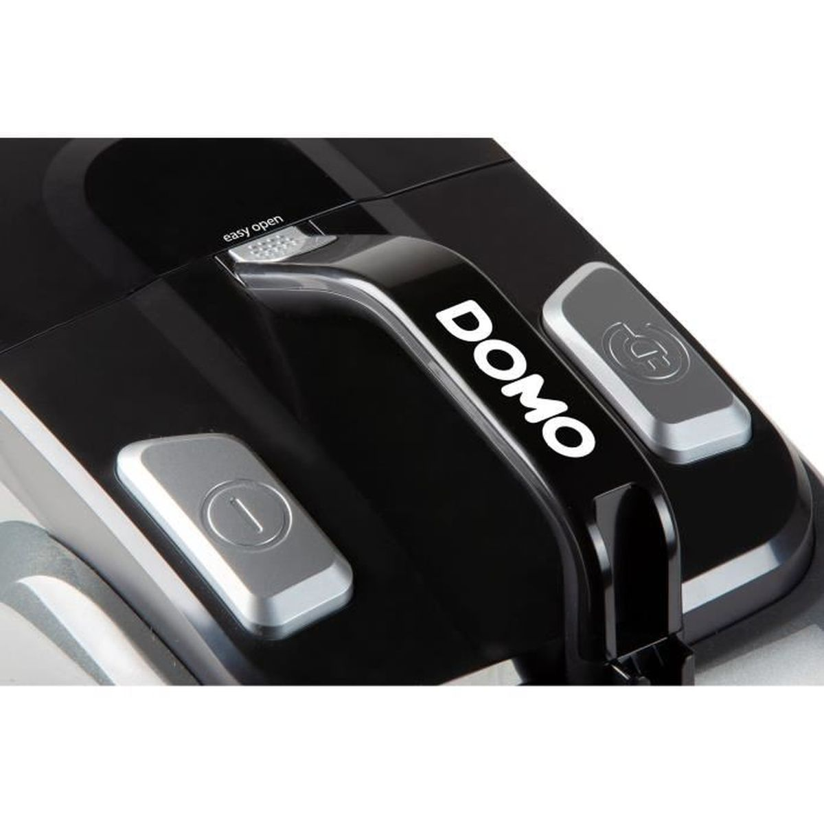 Zbliżenie czarnego uchwytu odkurzacza z logo DOMO i przyciskami.