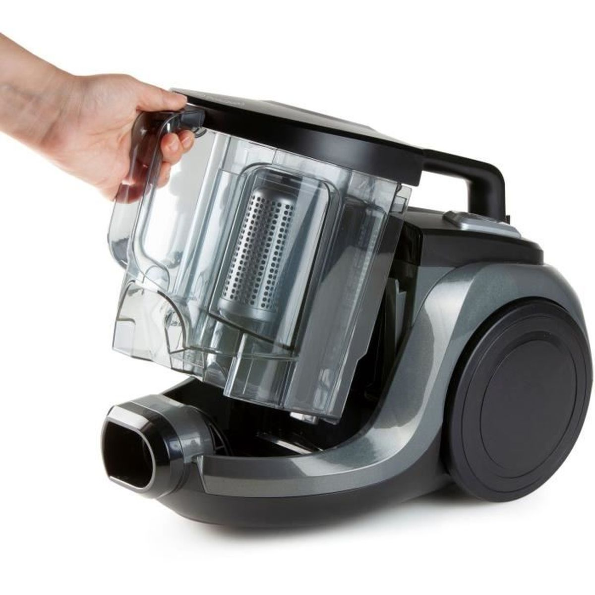 Ręka podnosi przezroczysty pojemnik na kurz szarego odkurzacza.