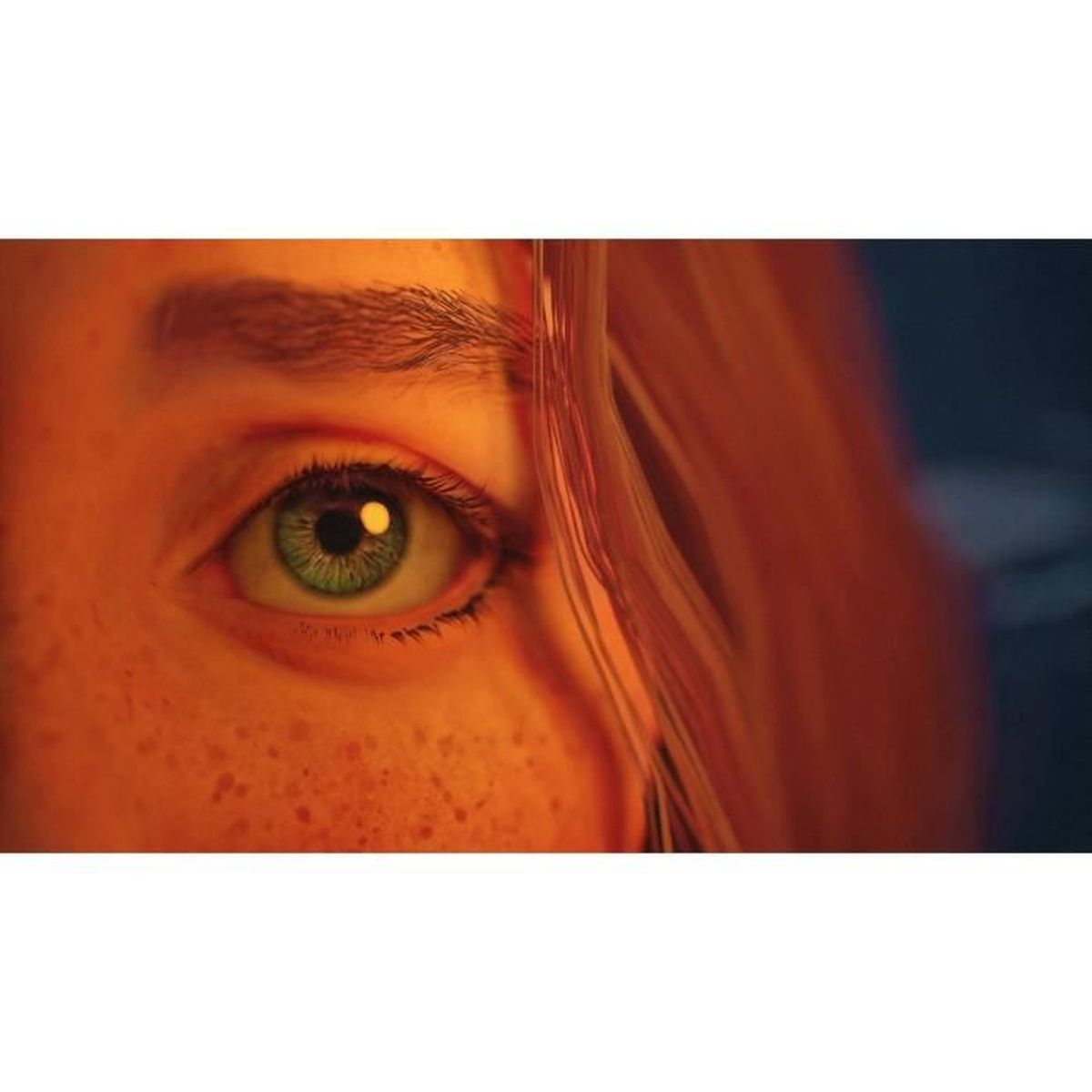 Zbliżenie zielonego oka z piegami i pomarańczowymi włosami.