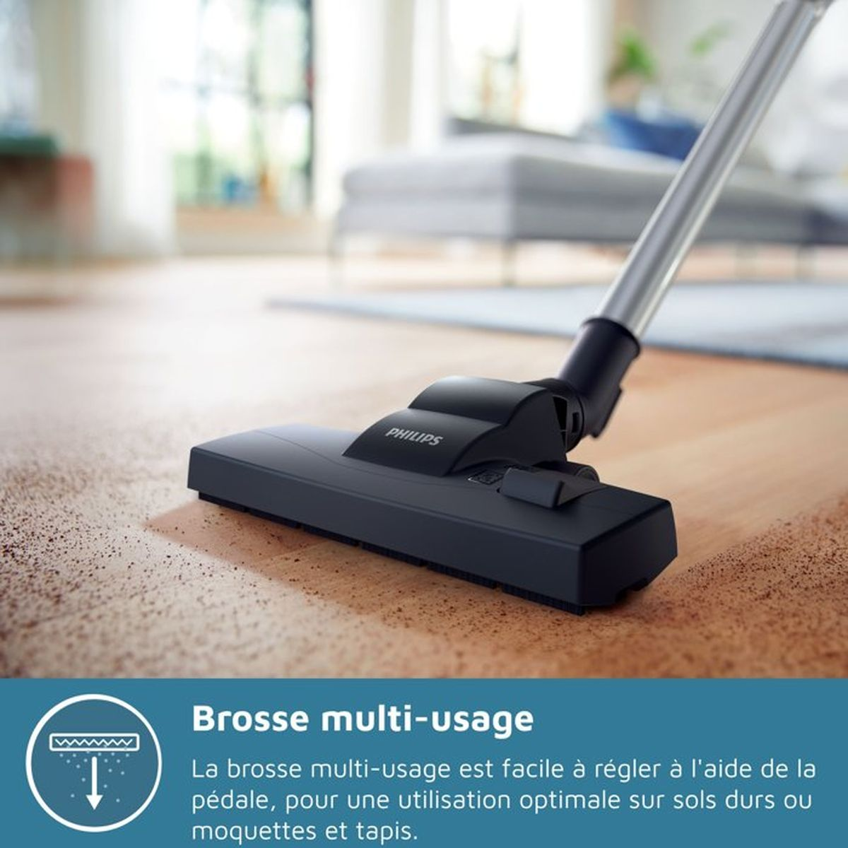 Dysza odkurzacza na drewnianej podłodze z brudem.