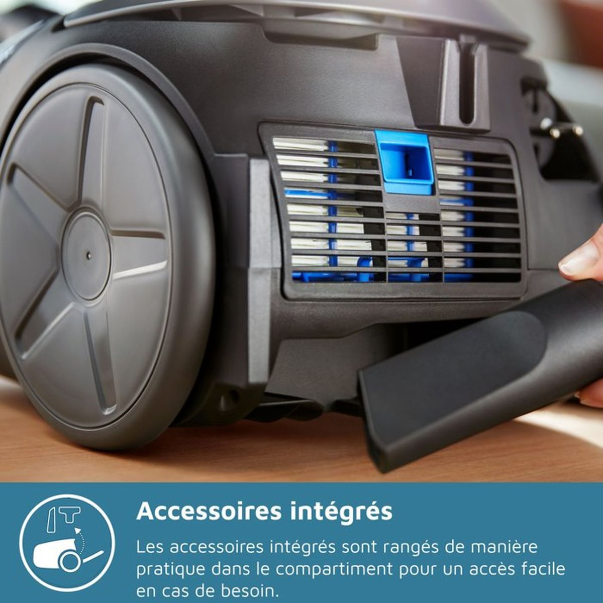 Czarny odkurzacz z niebieskim detalem i wysuwanym akcesorium.