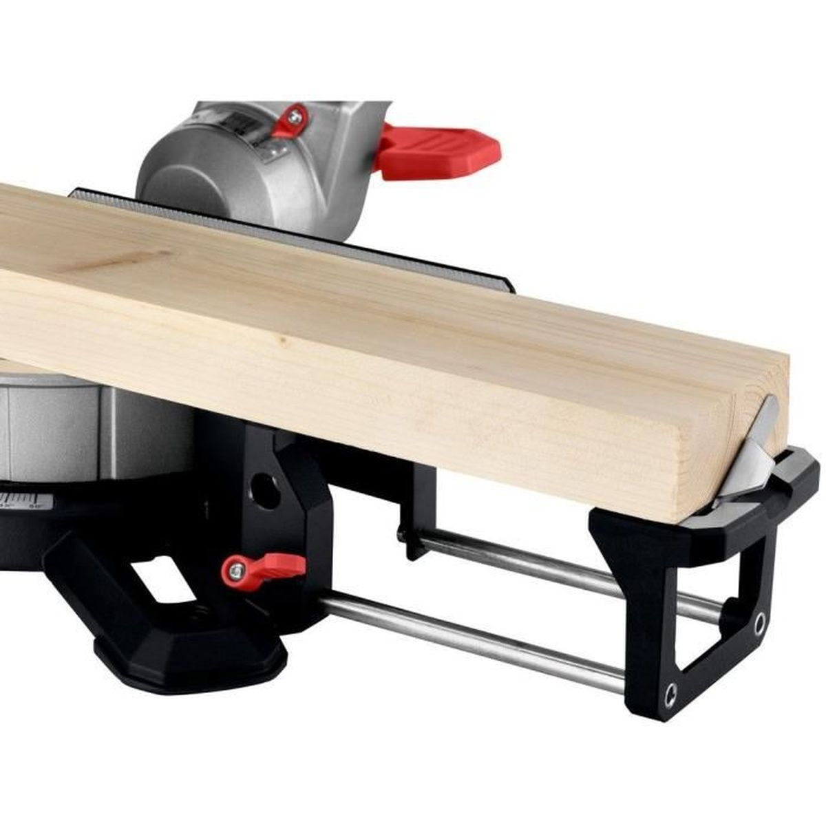 Una trave di legno poggia su una sega con lama metallica.
