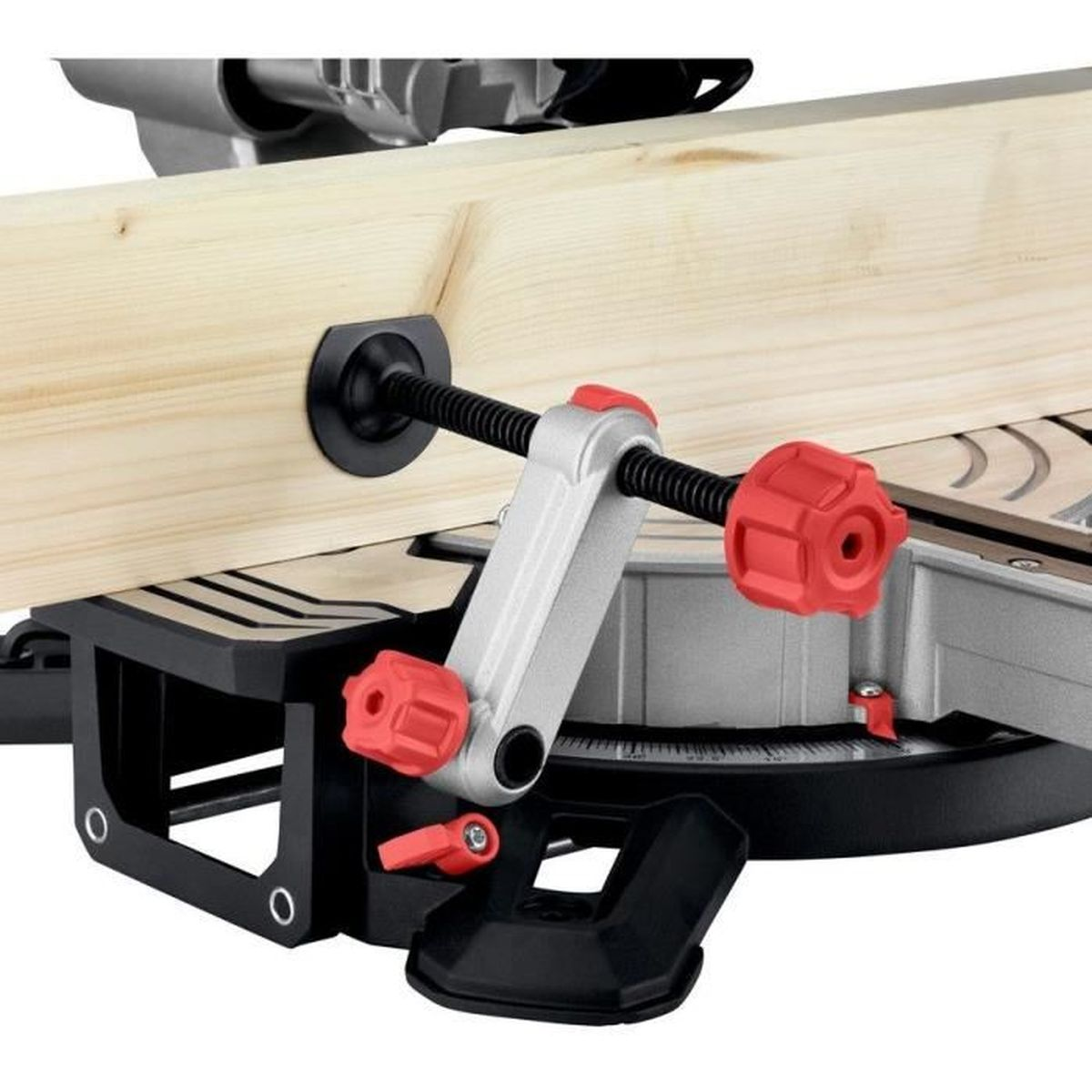 Una trave di legno tenuta da un morsetto su una sega.