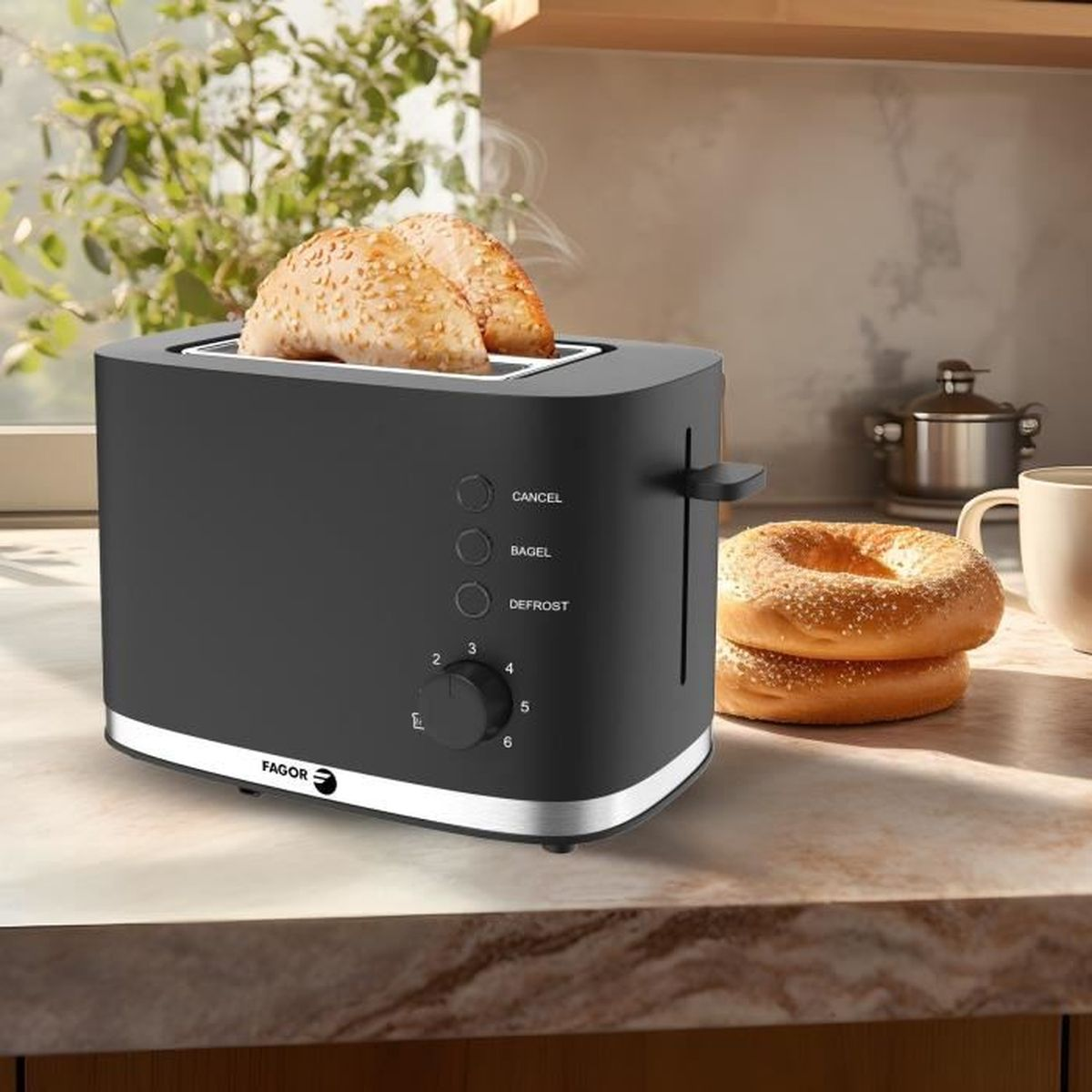 Schwarzer Toaster mit Brot, Dampf steigt auf. Daneben liegen Bagels.