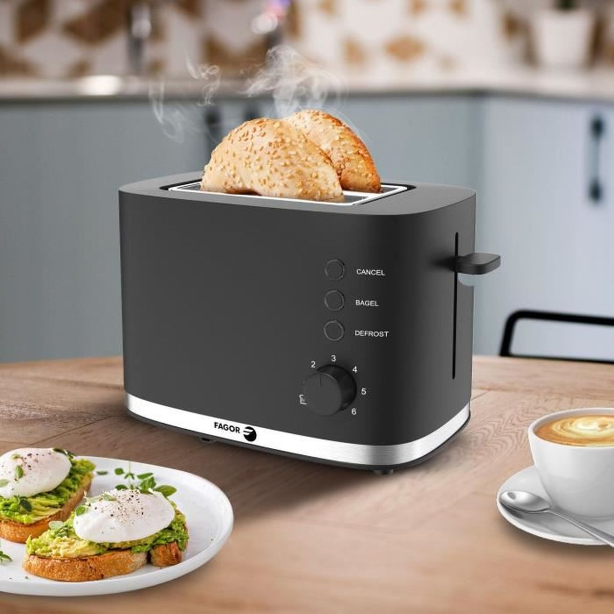 Schwarzer Toaster mit zwei toastenden Brötchen, daneben Avocado-Toast und Kaffee.