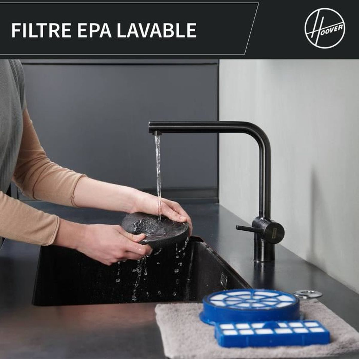 Osoba myje okrągły filtr pod bieżącą wodą w zlewie.