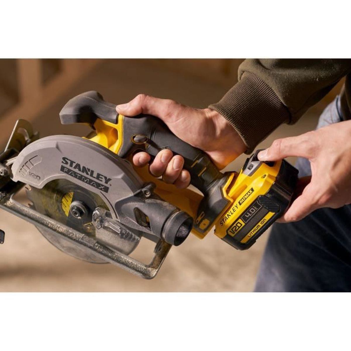 Eine Hand hält einen gelben Stanley Fatmax Kreissäge mit entfernter Batterie.