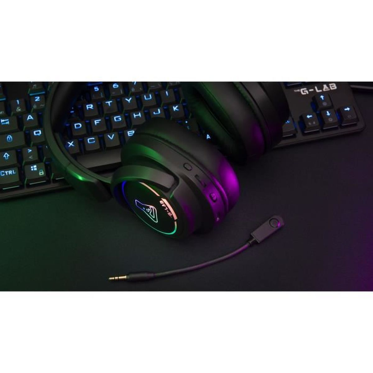 Czarne słuchawki z podświetlanym logo na klawiaturze.