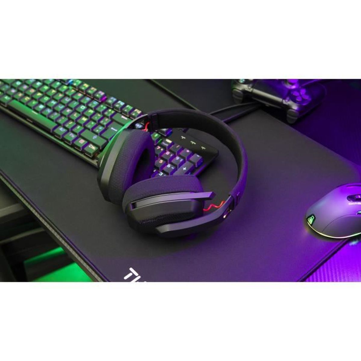 Gaming-Headset auf einem Schreibtisch mit Tastatur, Maus und Controller.