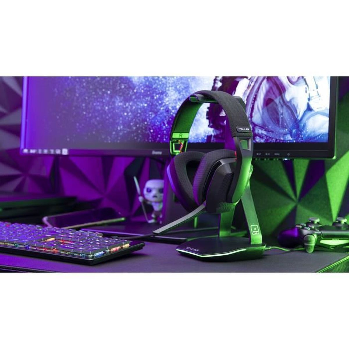 Ein Gaming-Headset steht auf einem Ständer vor einem leuchtenden Bildschirm.