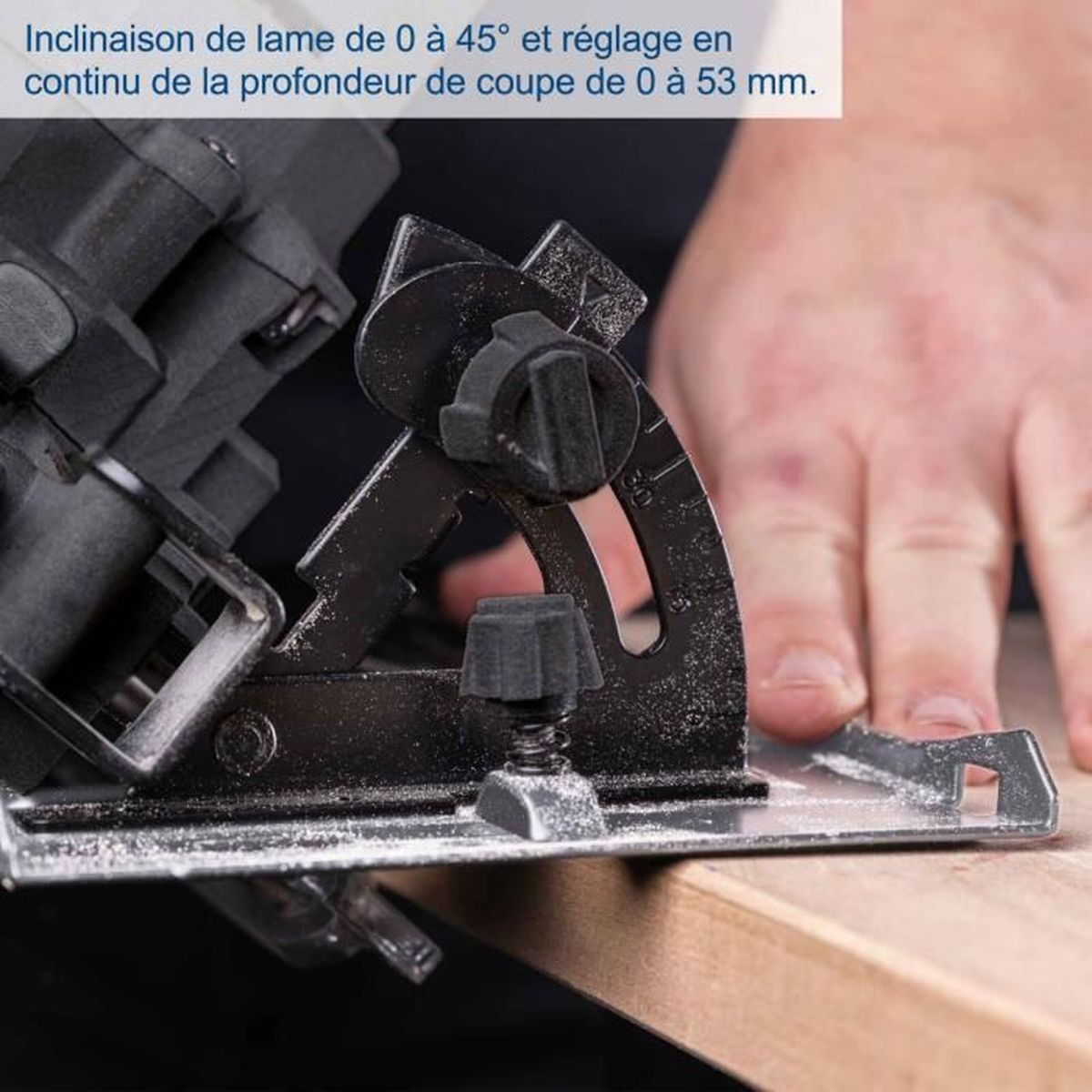 Nahaufnahme einer Kreissäge mit verstellbarem Winkelanschlag und Tiefenanschlag.