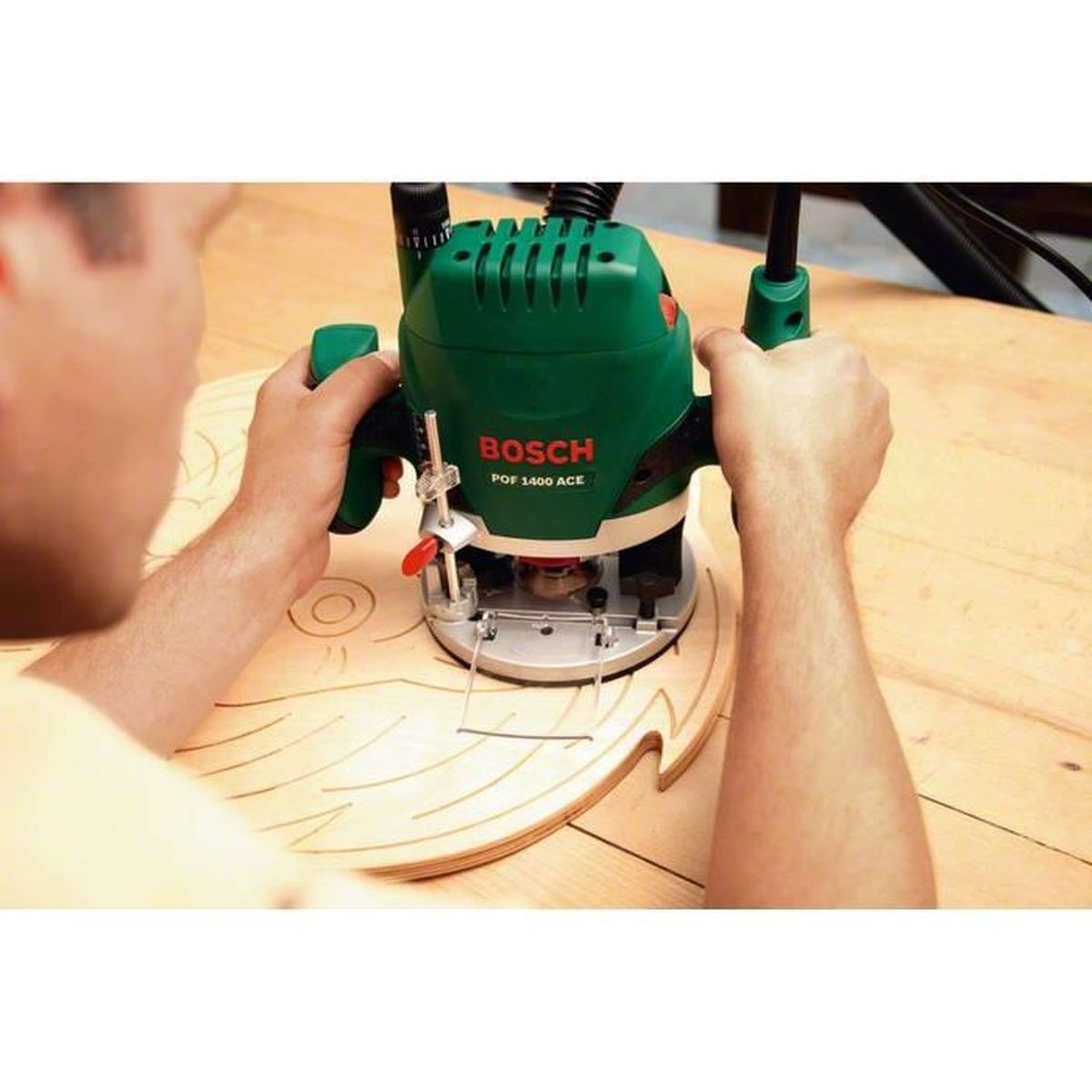 Mężczyzna używa frezarki Bosch POF 1400 ACE na drewnie.