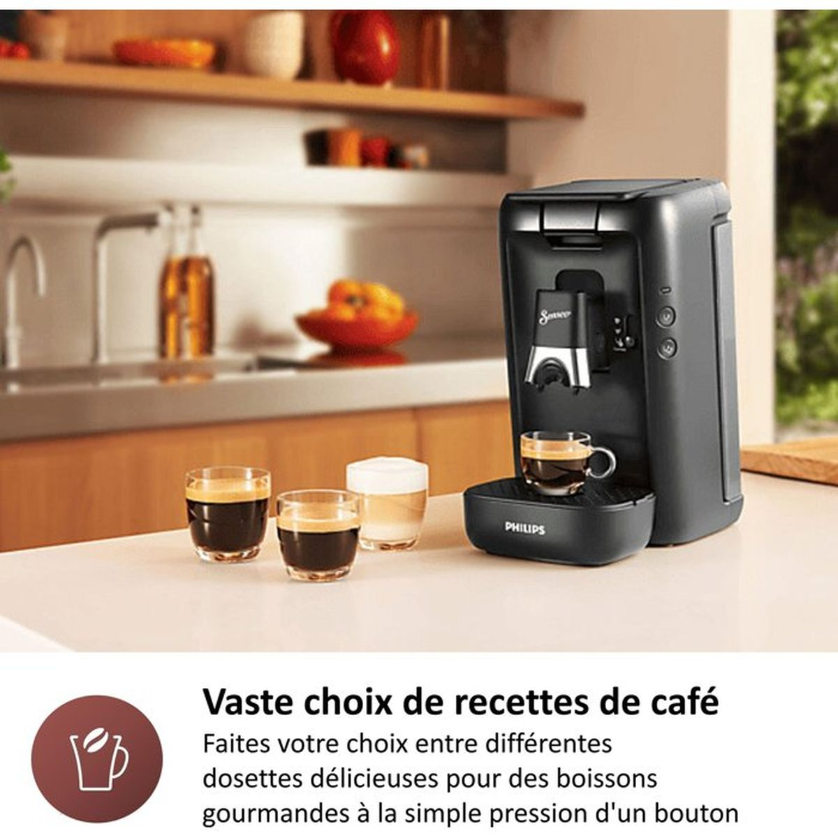 Eine schwarze Kaffeemaschine brüht einen Espresso in eine kleine Tasse. Drei Tassen daneben.