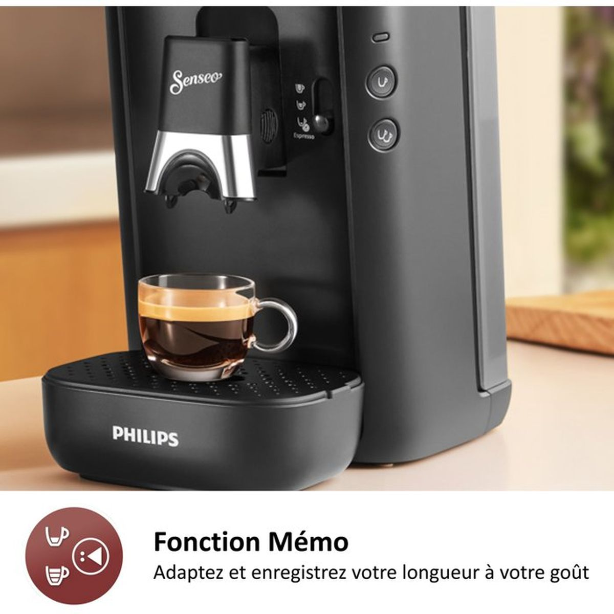 Eine Senseo-Kaffeemaschine mit einer Tasse Espresso auf der Tropfschale.